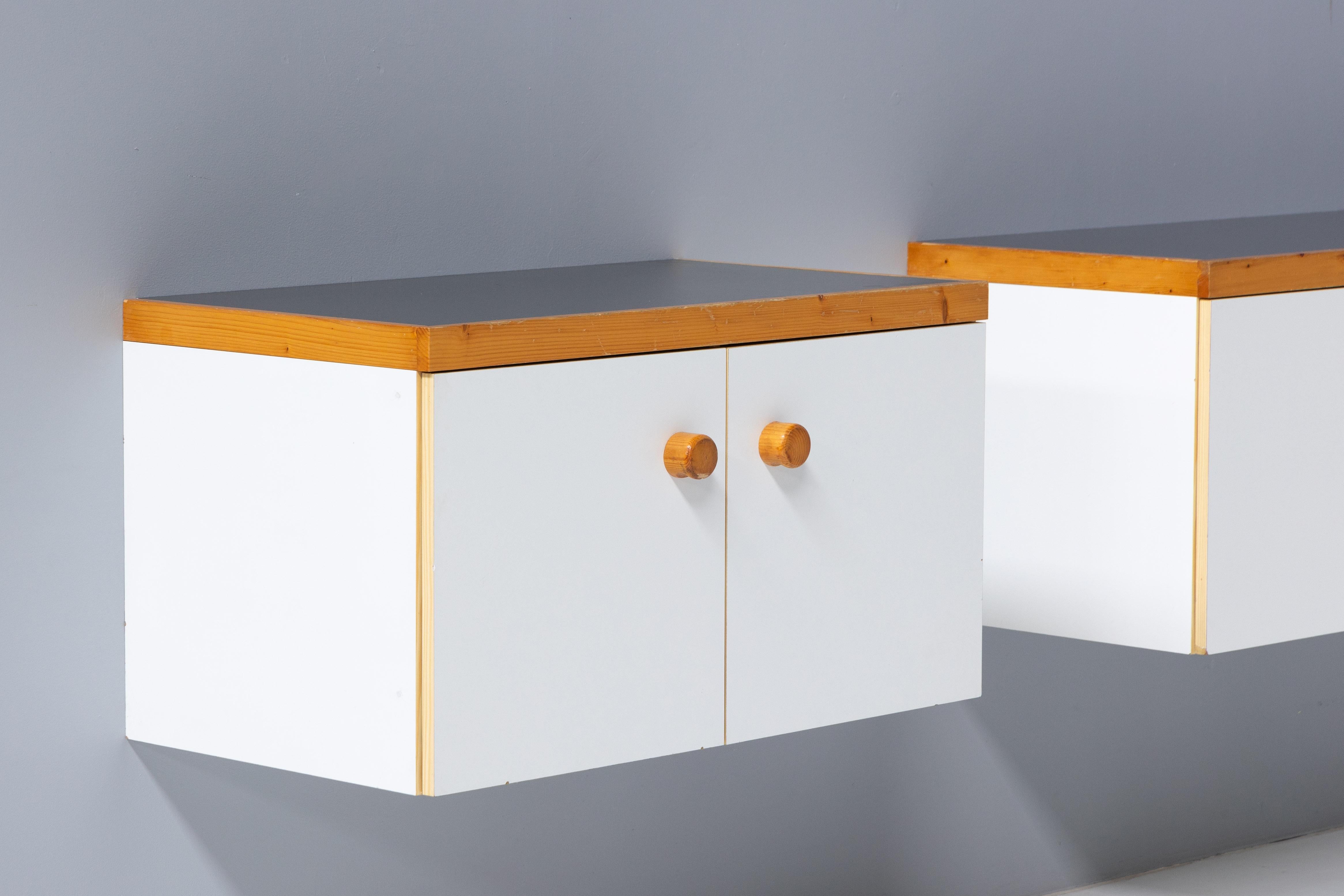Meuble de rangement mural par Charlotte Perriand pour « Les Arcs », France, 1970 en vente 6