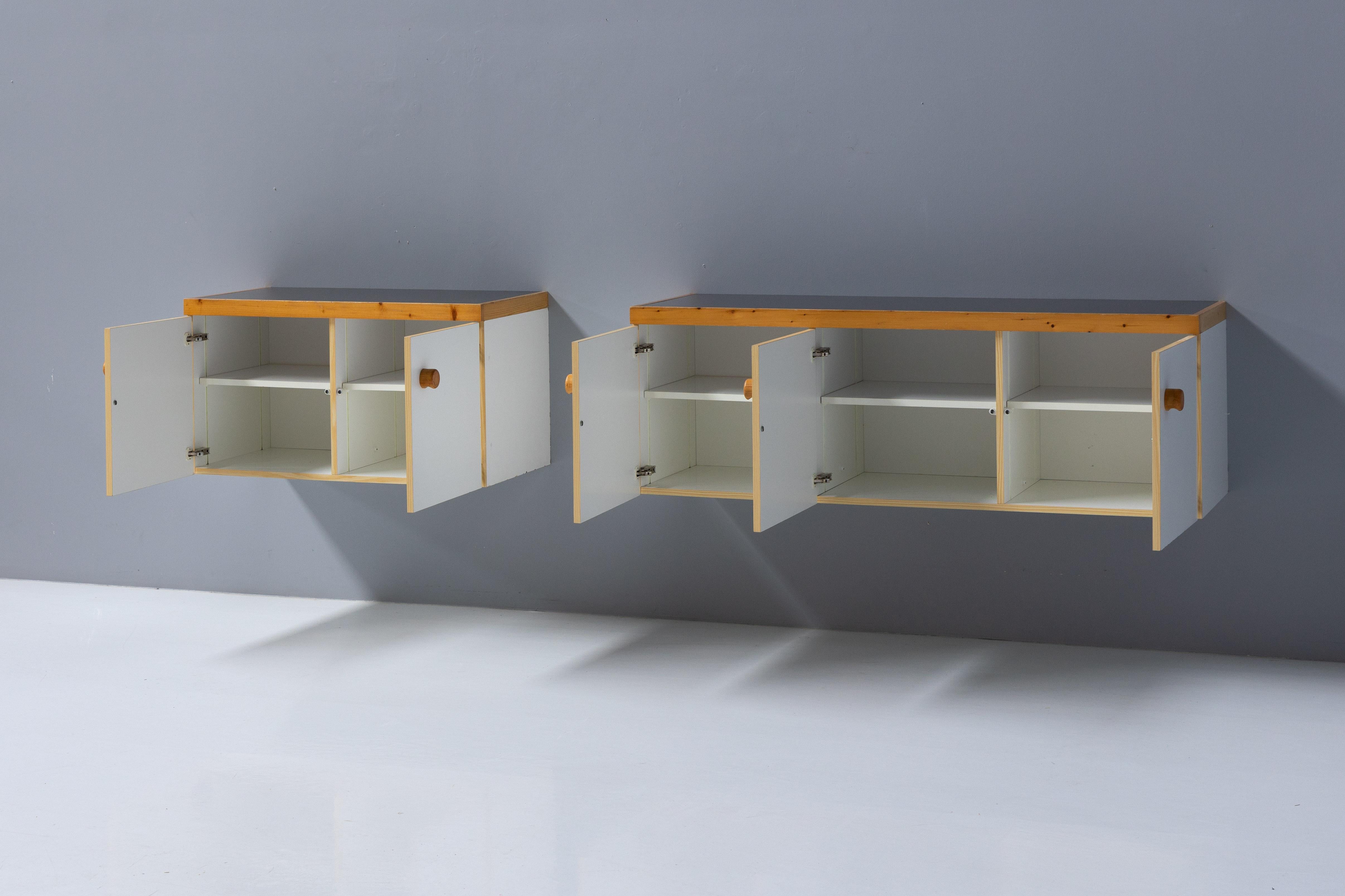 Meuble de rangement mural par Charlotte Perriand pour « Les Arcs », France, 1970 en vente 8