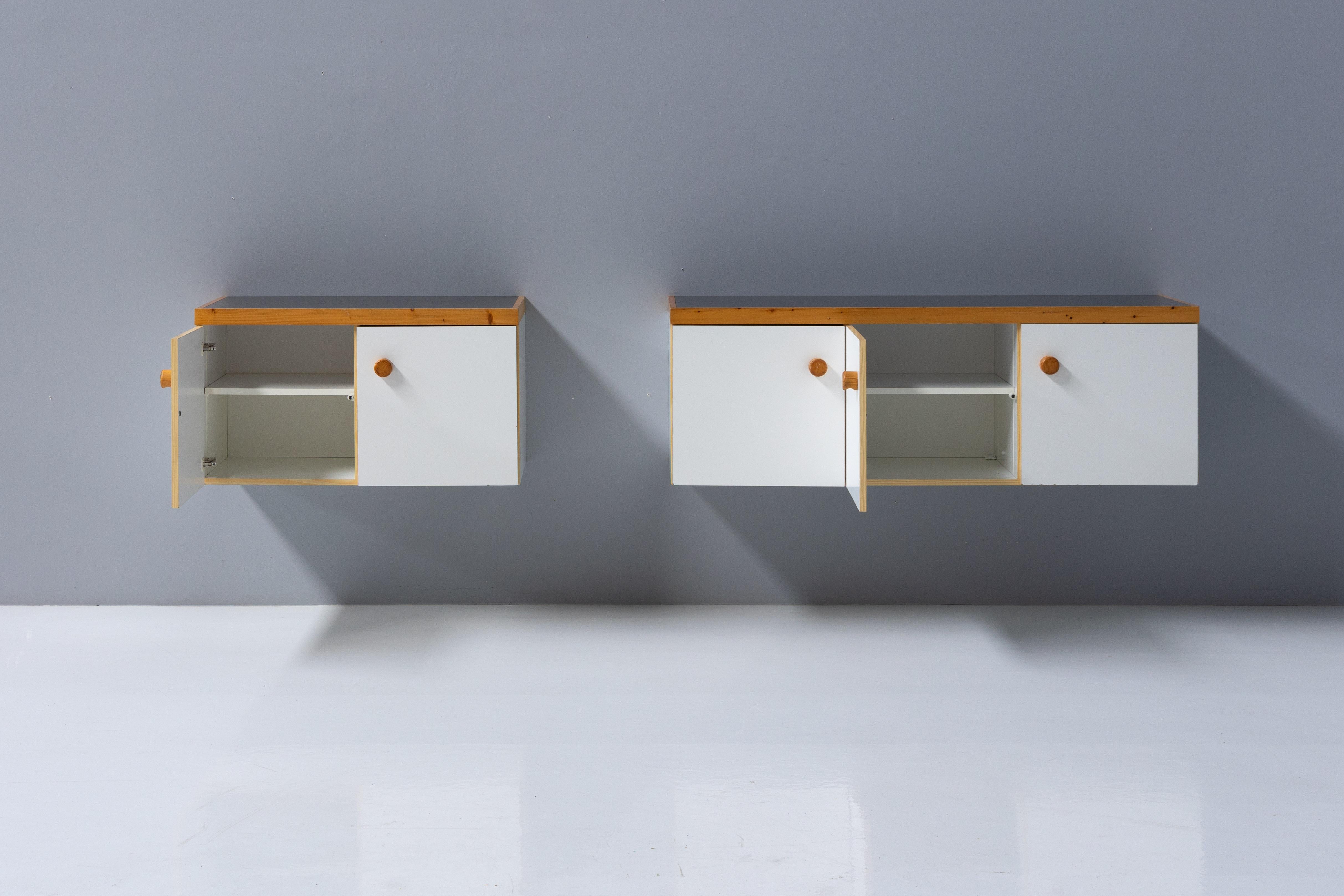 Meuble de rangement mural par Charlotte Perriand pour « Les Arcs », France, 1970 en vente 9