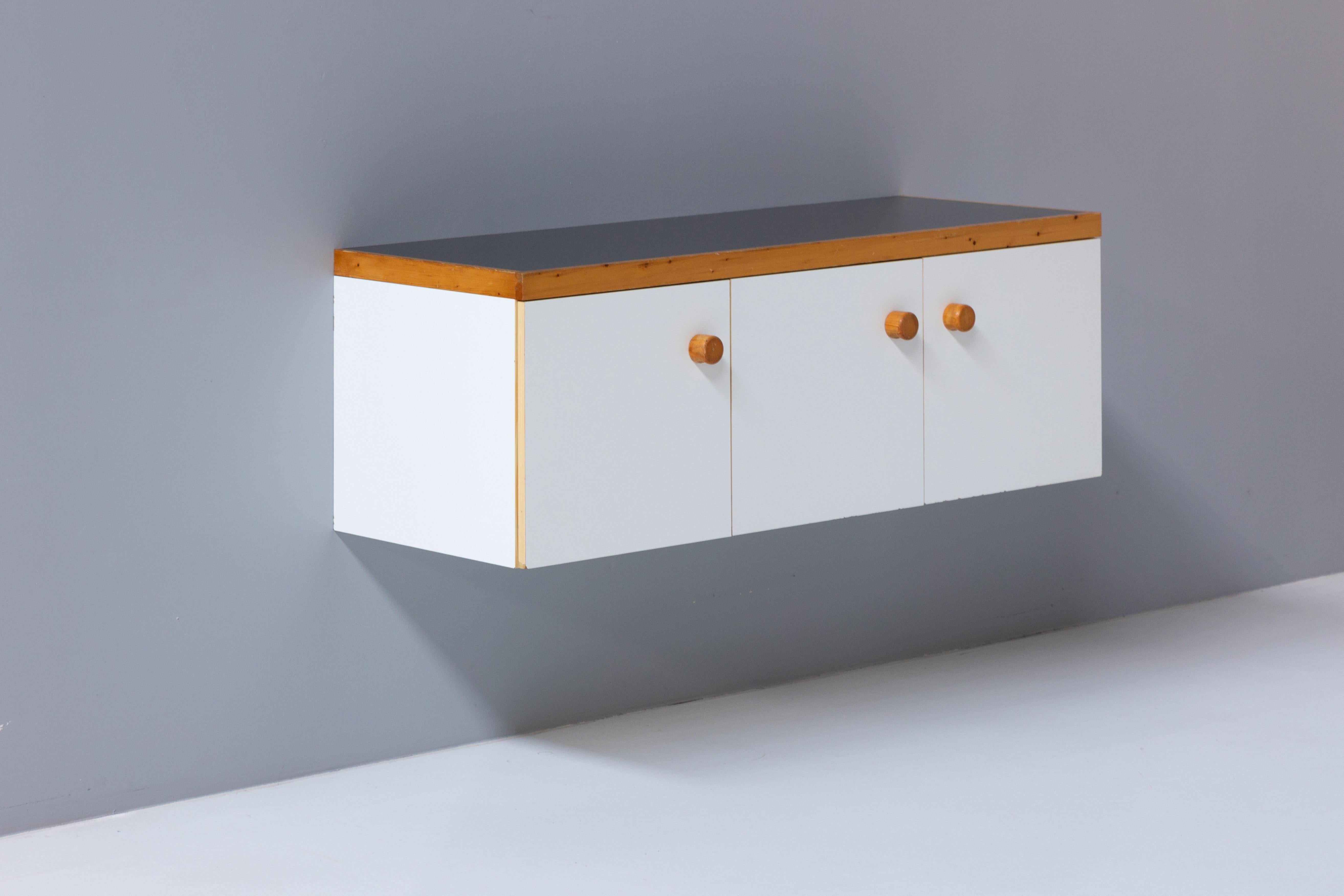 Mid-Century Modern Meuble de rangement mural par Charlotte Perriand pour « Les Arcs », France, 1970 en vente