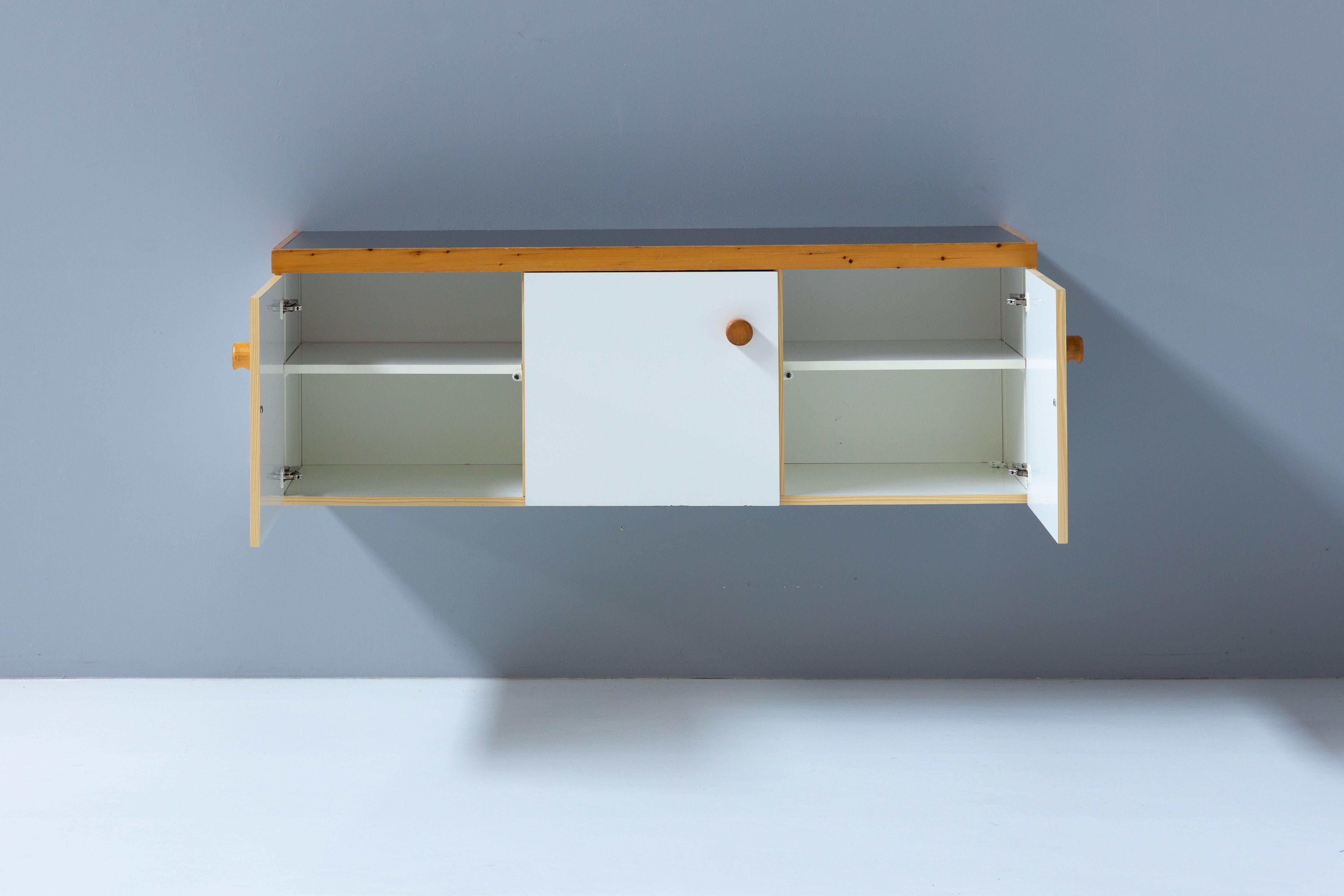Meuble de rangement mural par Charlotte Perriand pour « Les Arcs », France, 1970 Excellent état - En vente à Antwerp, BE