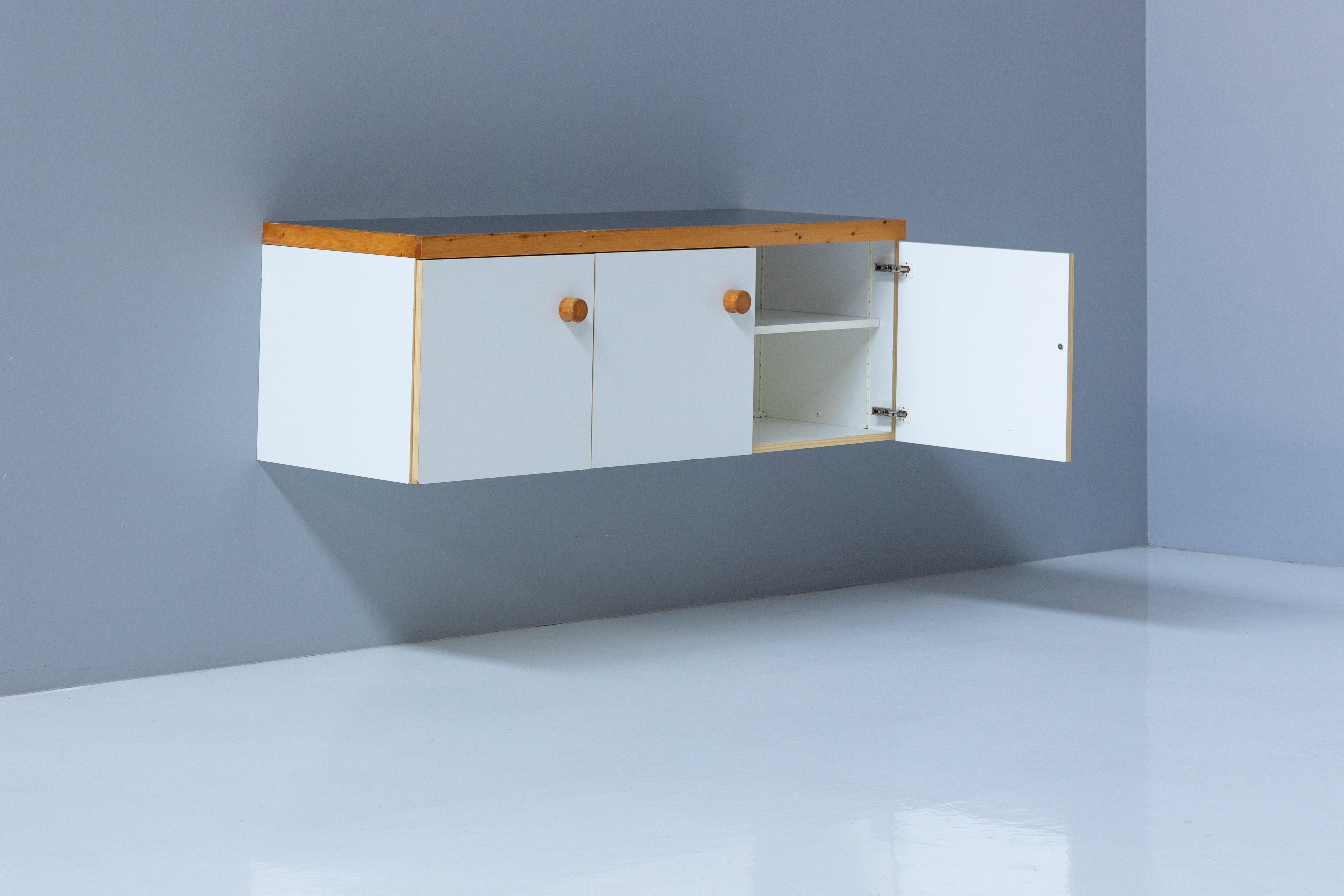 Fin du 20e siècle Meuble de rangement mural par Charlotte Perriand pour « Les Arcs », France, 1970 en vente