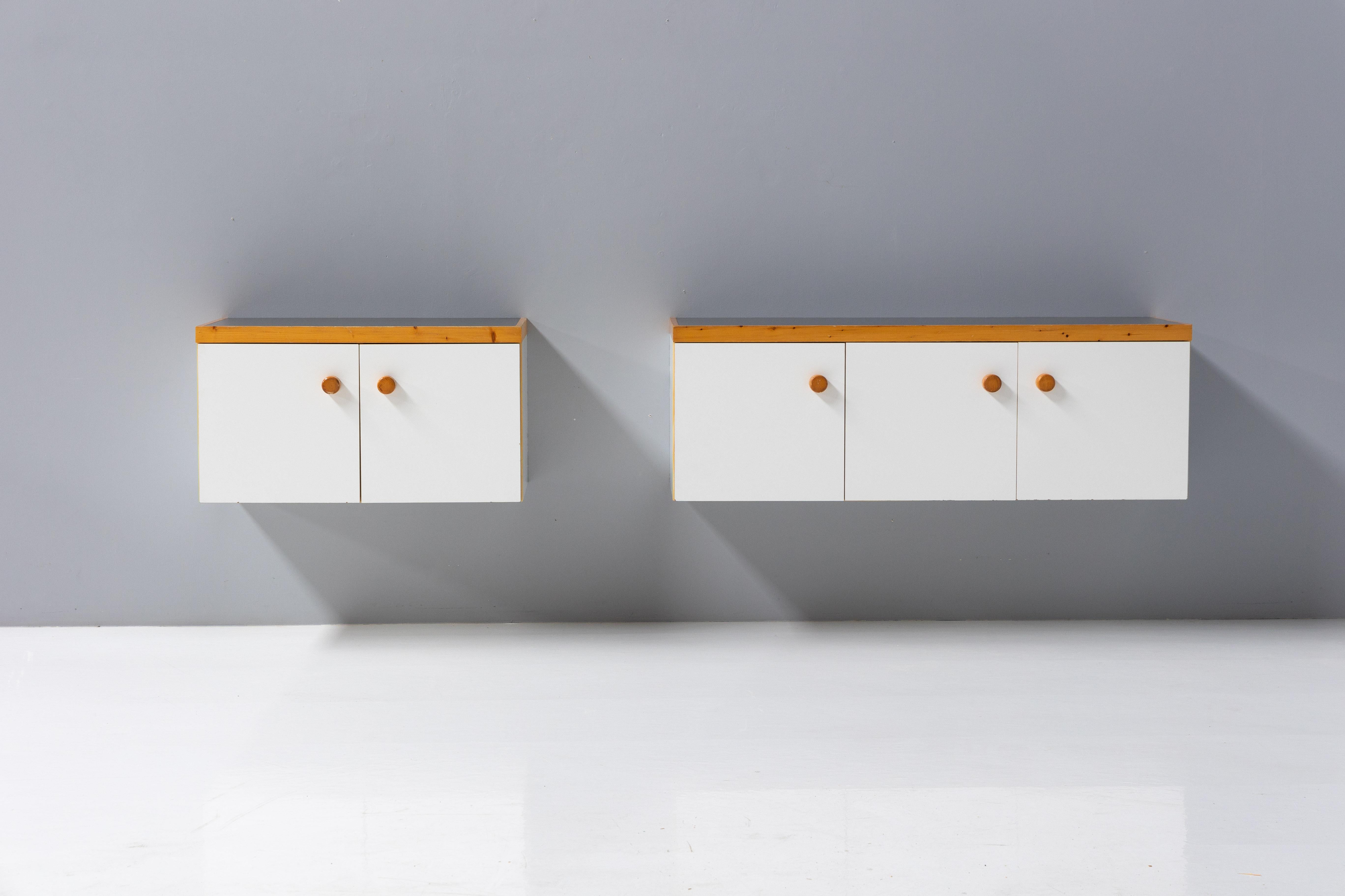 Meuble de rangement mural par Charlotte Perriand pour « Les Arcs », France, 1970 en vente 2