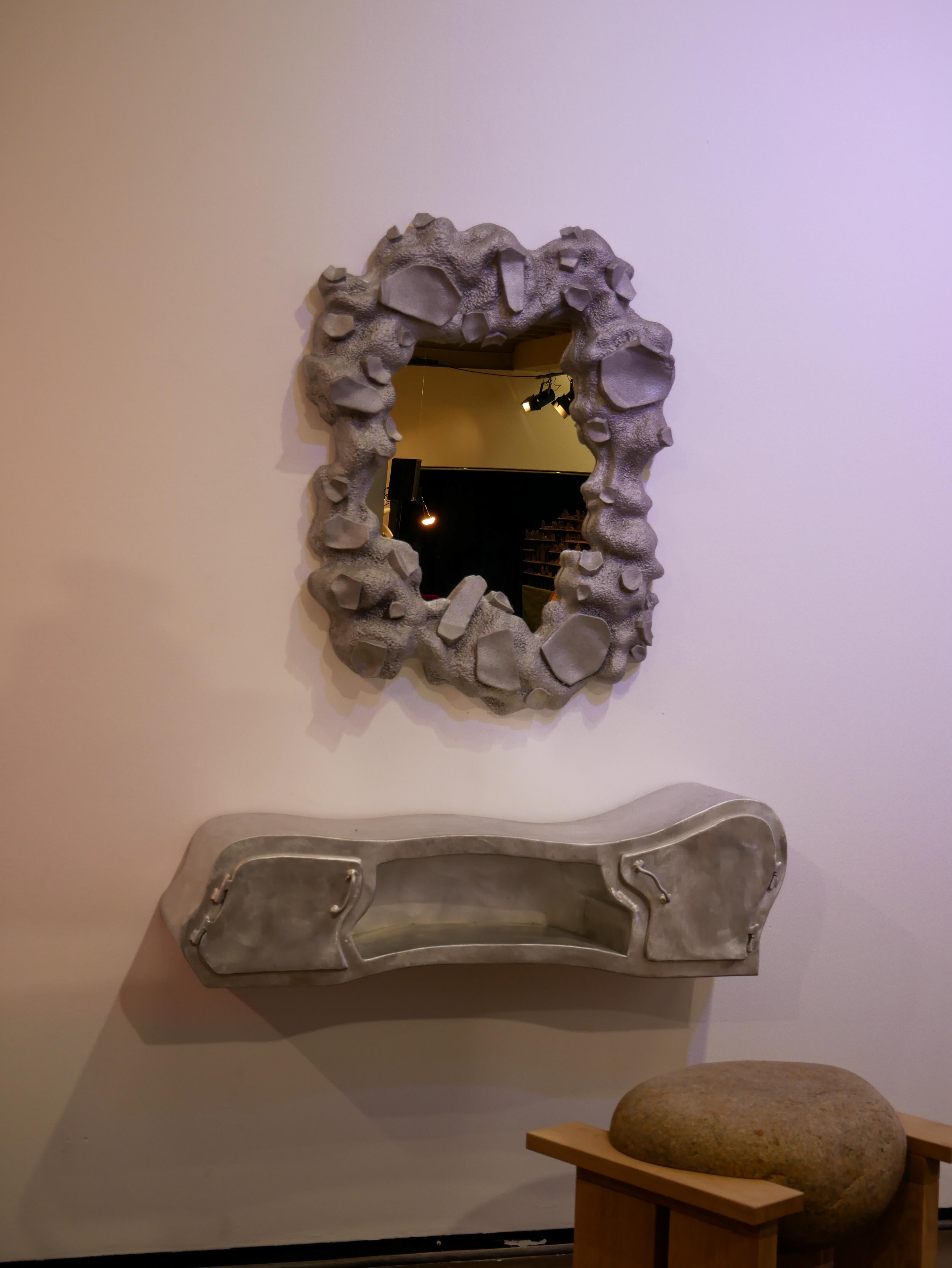 
Un complemento único para cualquier espacio, un impresionante armario de pared, perfecto como percha para prepararse o como mueble para la televisión. Cada una de estas piezas está hecha a mano por el artista y diseñador Joseph Ellwood, junto con