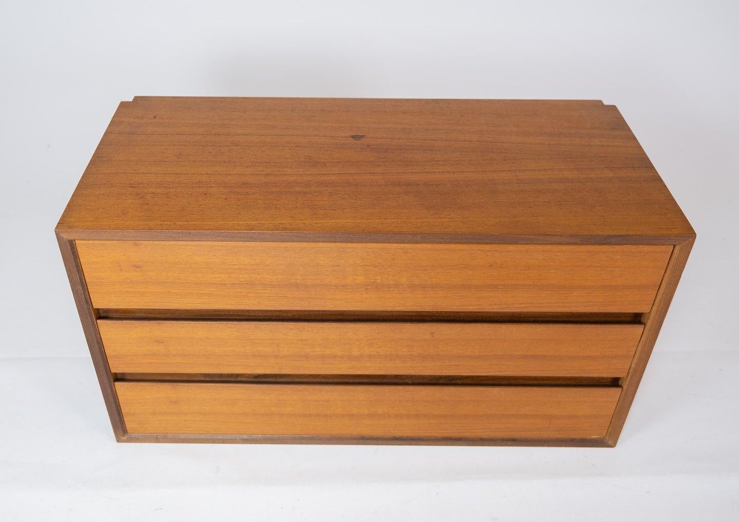 Wall mounted cabinet in teak of Danish design from the 1960s. The chest is in great vintage condition.
 