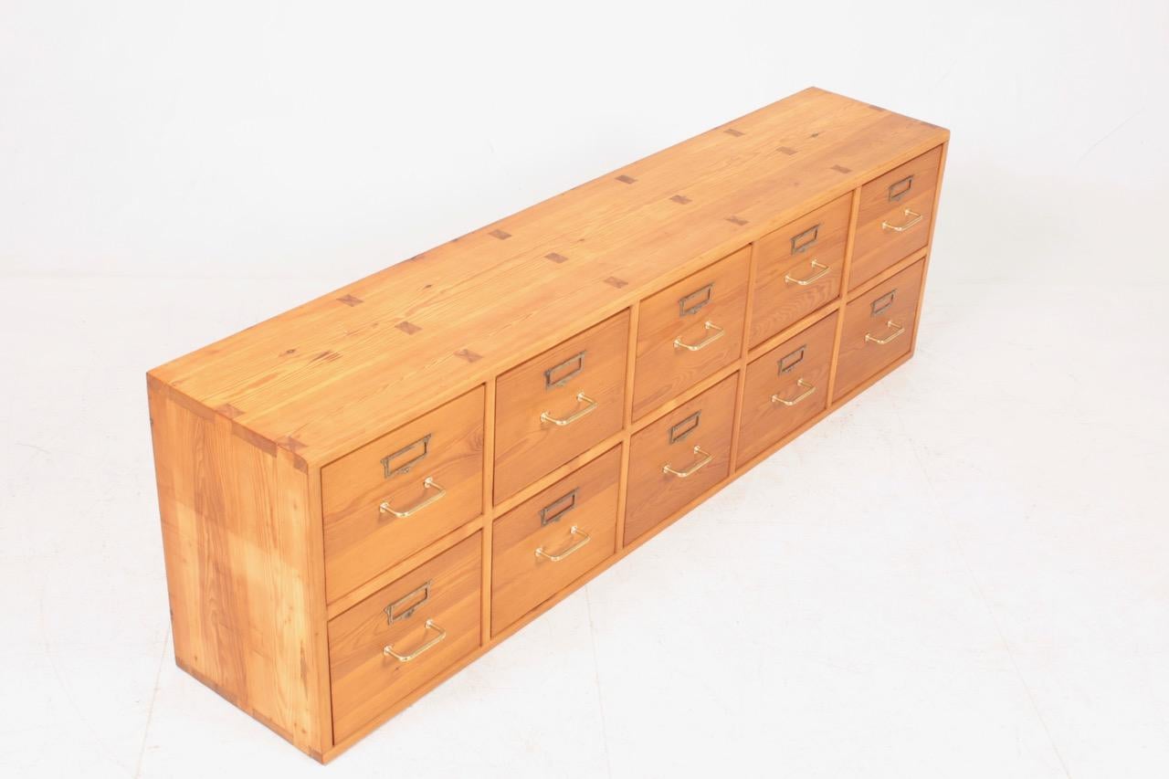 Wandschrank aus massivem Kiefernholz. Entworfen von Martin Nyrop für Rud. Rasmussen Tischler in den 1940er Jahren. Hergestellt in Dänemark. Toller Originalzustand.