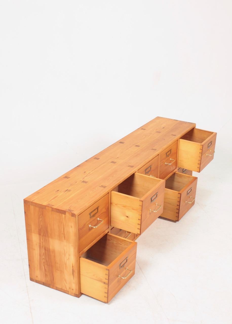 Wandschrank aus massivem Kiefernholz von Rud Rasmusen, 1940er Jahre (Skandinavische Moderne) im Angebot