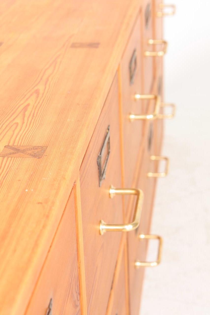 Wandschrank aus massivem Kiefernholz von Rud Rasmusen, 1940er Jahre im Zustand „Gut“ im Angebot in Lejre, DK