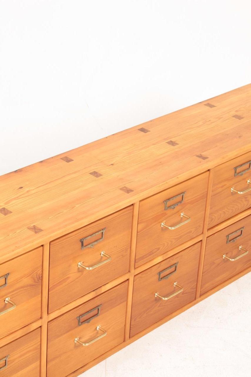 Wandschrank aus massivem Kiefernholz von Rud Rasmusen, 1940er Jahre im Angebot 1