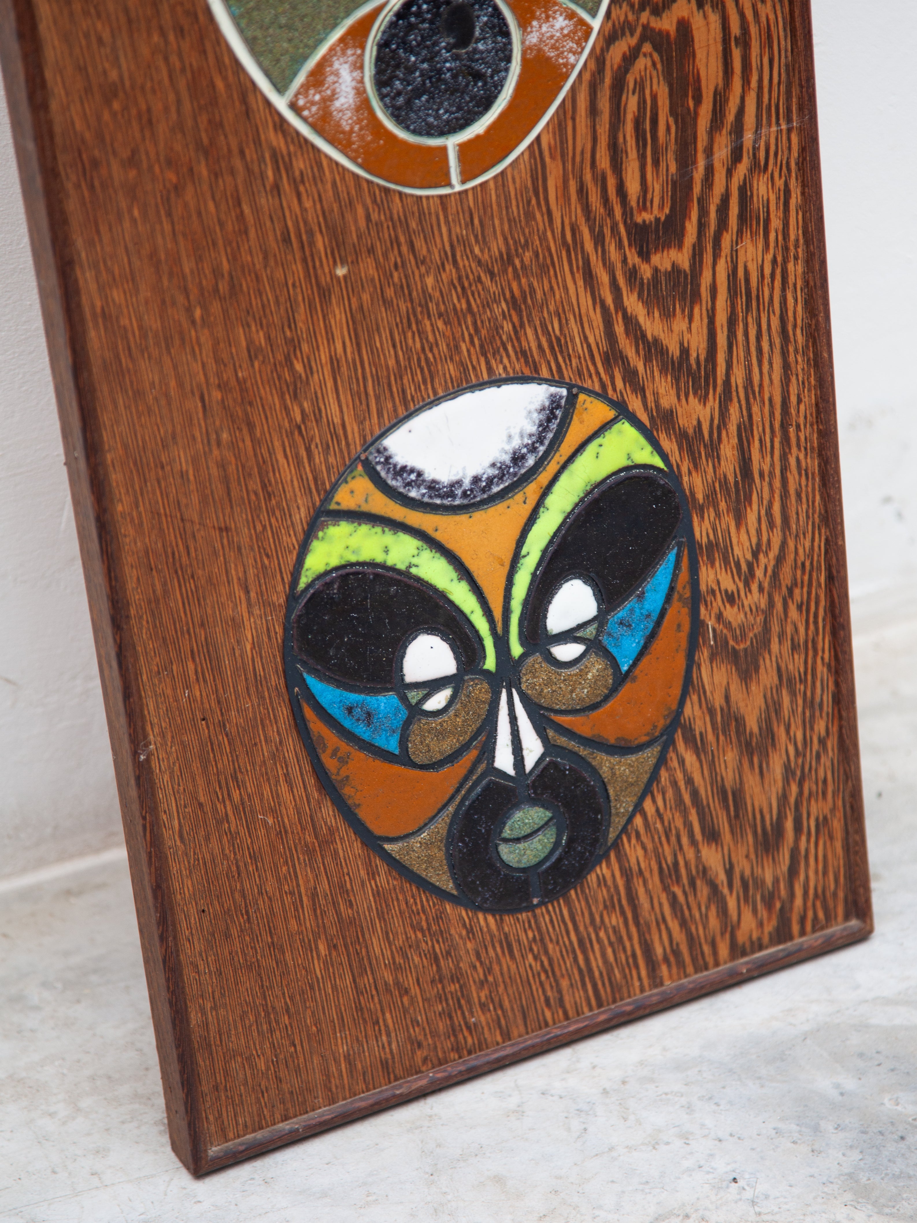 Mid-Century Modern Cinq carreaux de céramique à fixer au mur avec des masques de l'art tribal, designés par Roland Zobel en vente