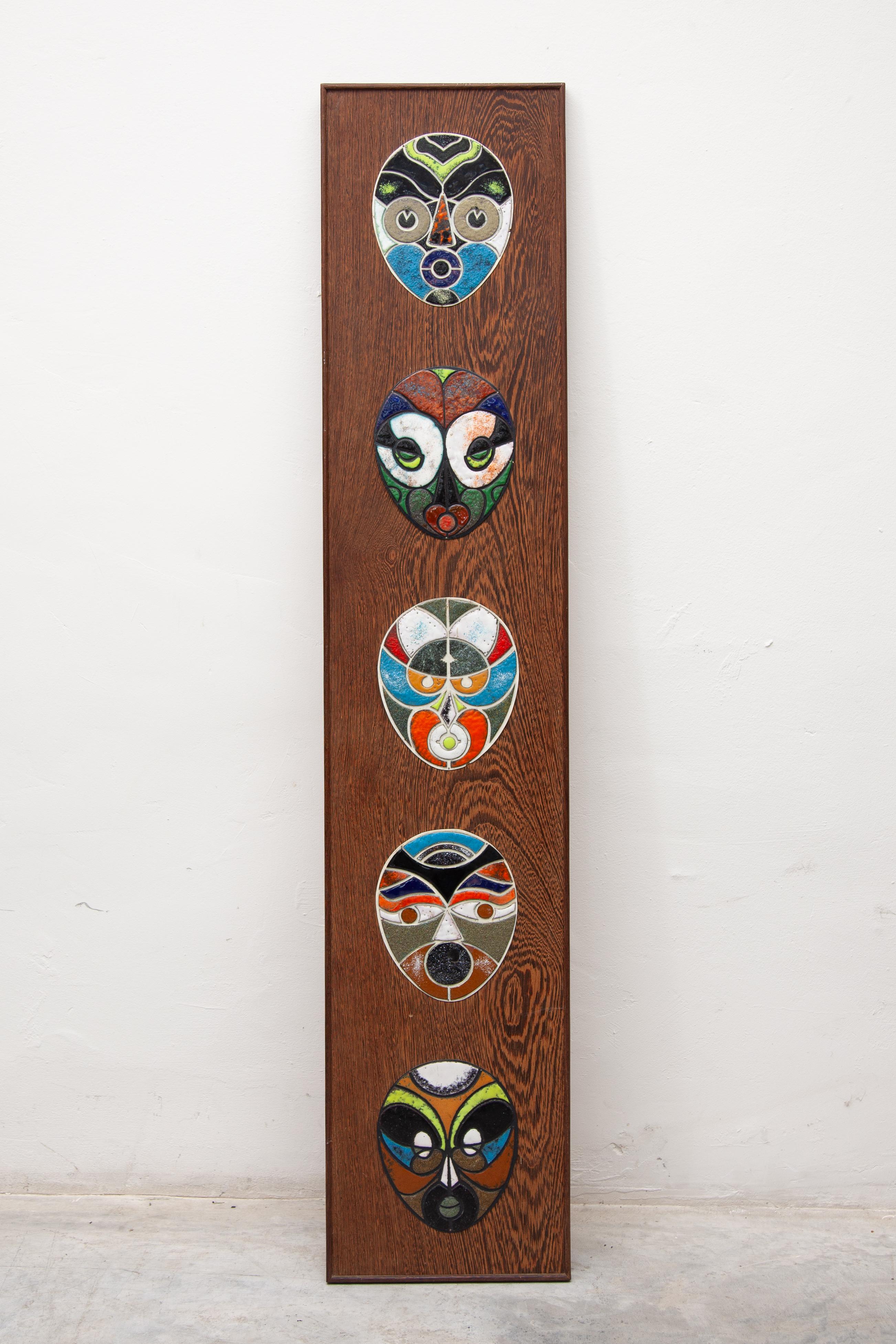 Cinq carreaux de céramique à fixer au mur avec des masques de l'art tribal, designés par Roland Zobel Bon état - En vente à Antwerp, BE