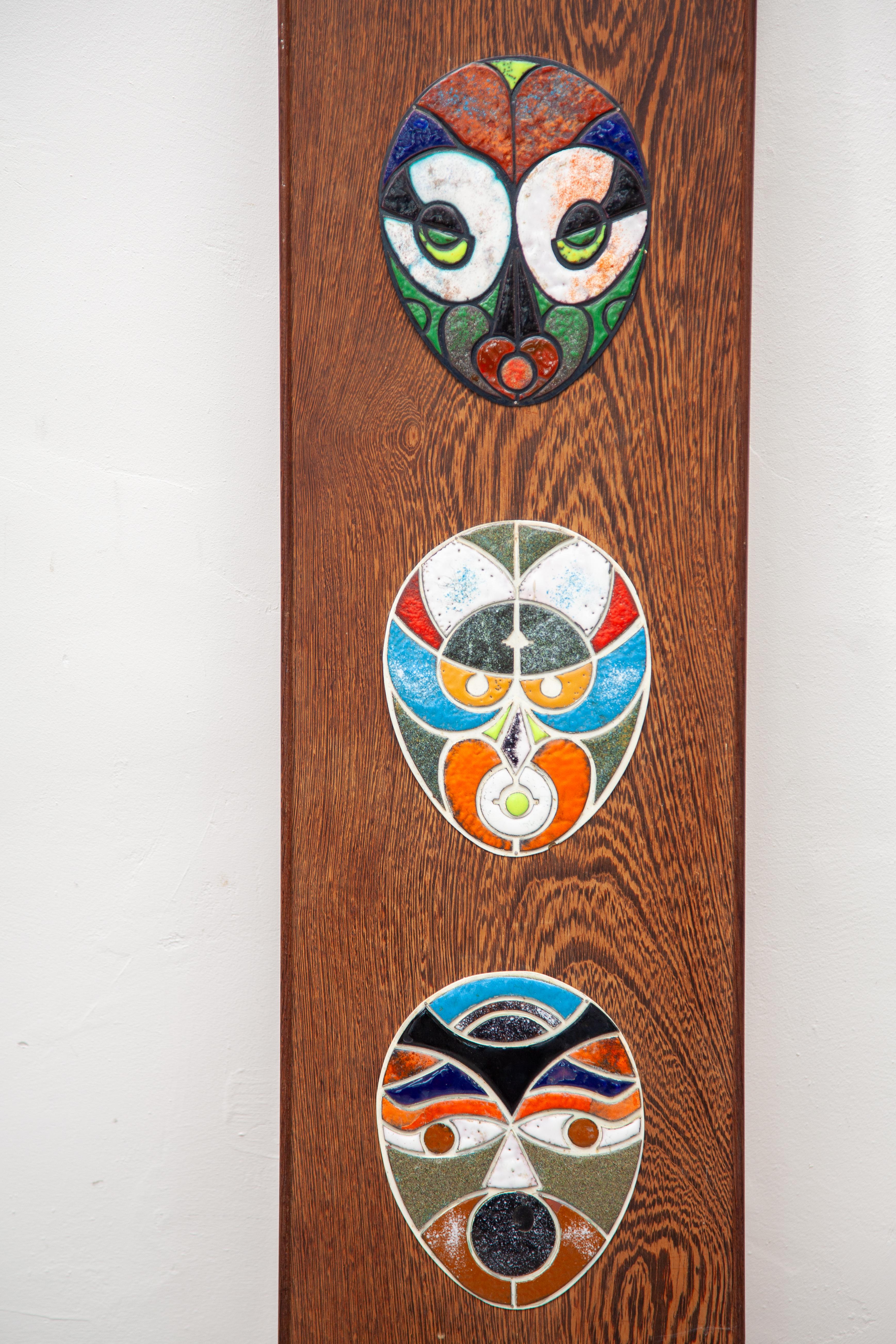 Milieu du XXe siècle Cinq carreaux de céramique à fixer au mur avec des masques de l'art tribal, designés par Roland Zobel en vente
