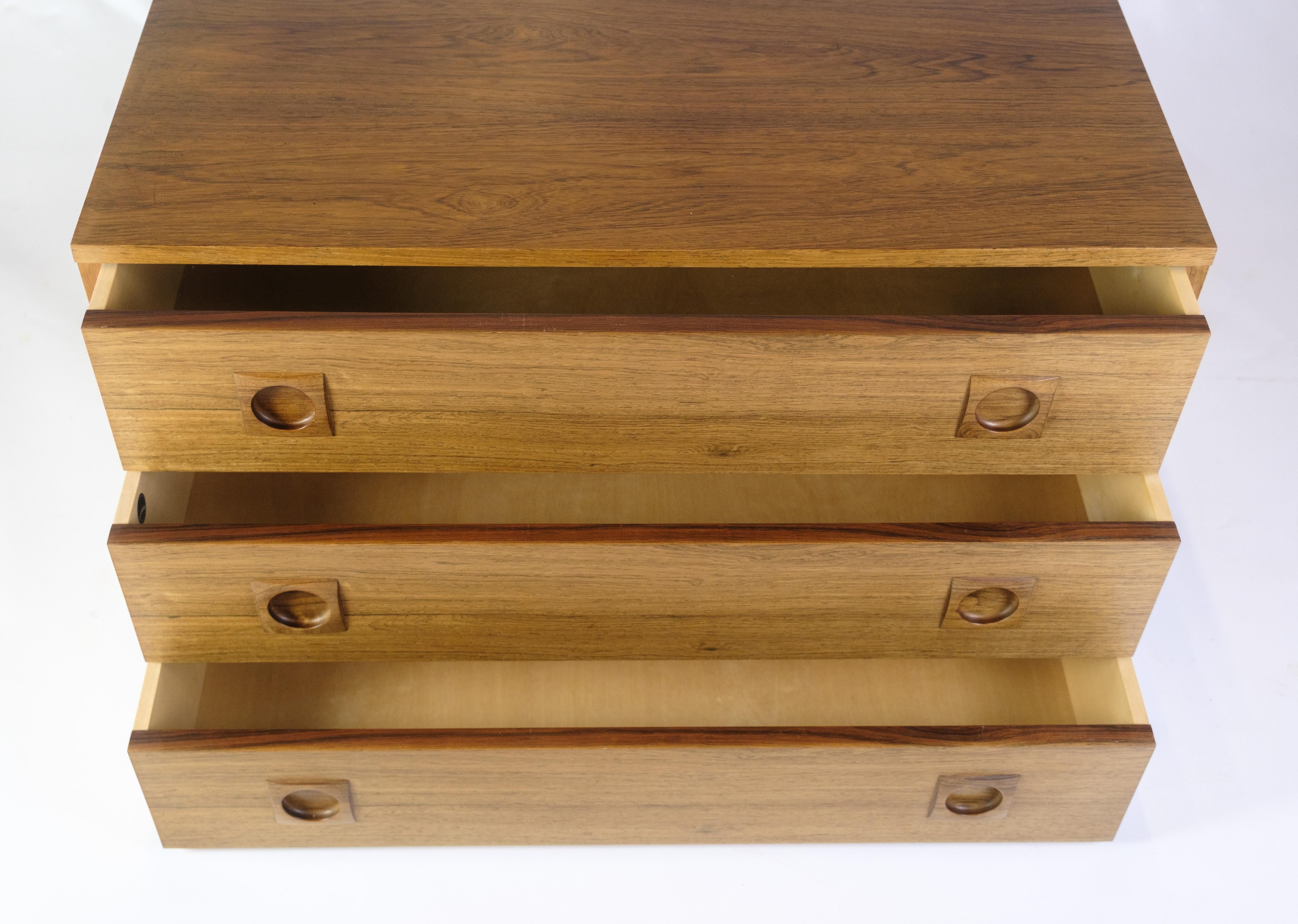 Wall-mounted chest of drawers in rosewood, designed by Albert Hansen in the 1960s as part of the Model Excellent series. The three drawers have distinctive, milled handles and a rectangular shape. A fine example of Danish design, where function and