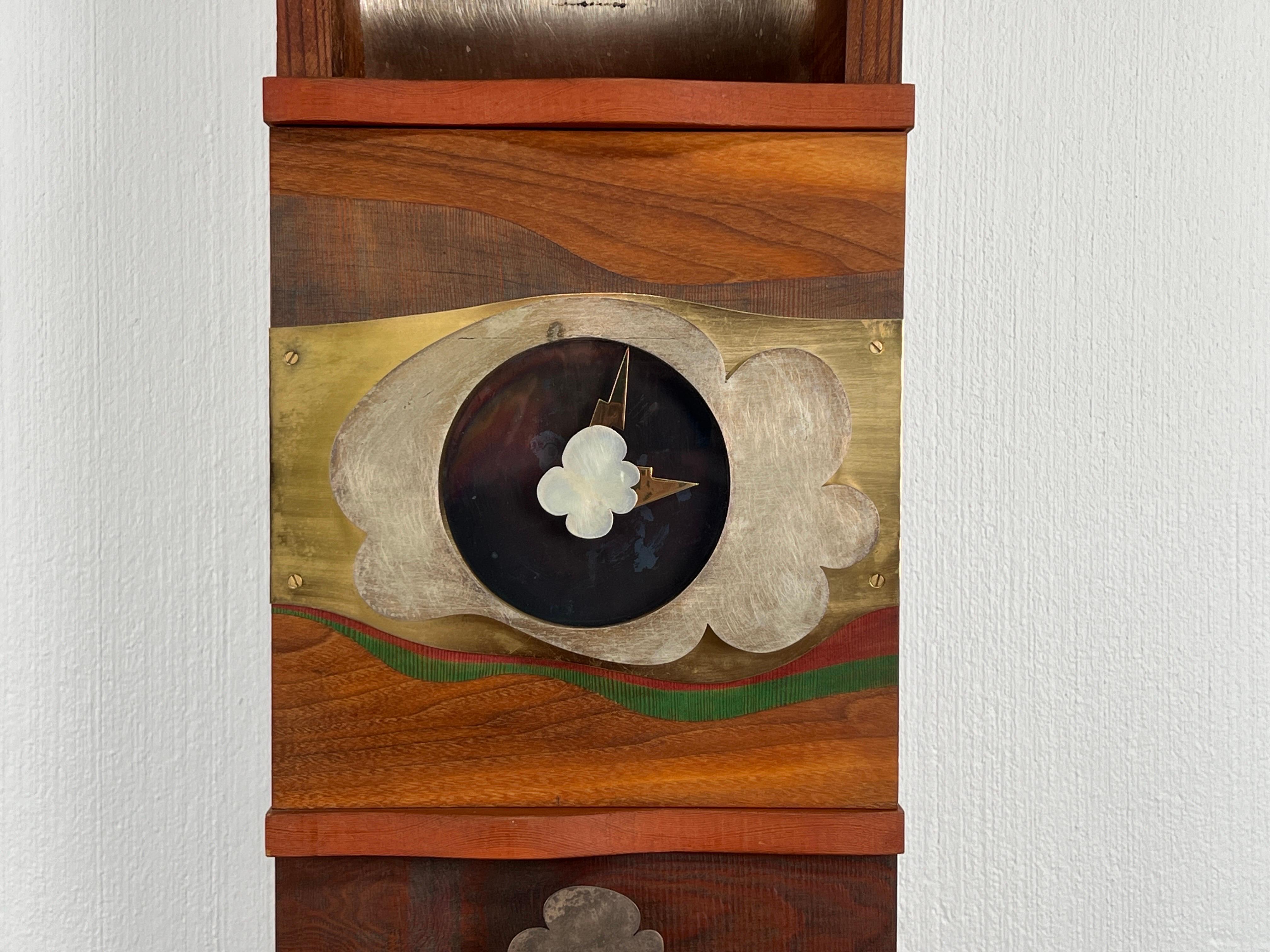 El artista californiano Garry Knox Bennett (1934-2022), más conocido por sus caprichosos muebles artísticos, empezó haciendo joyas a finales de los años sesenta. A principios de la década de 1970 ya había empezado a trabajar con piezas de mayor
