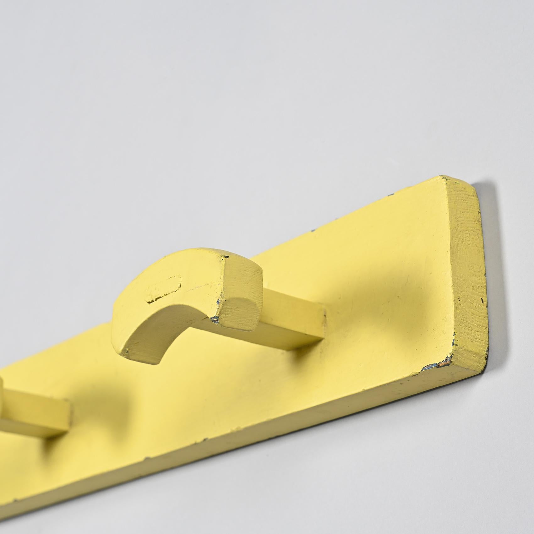 Wall-mounted coat rack from la Cité Radieuse circa 1952 In Fair Condition For Sale In VILLEURBANNE, FR
