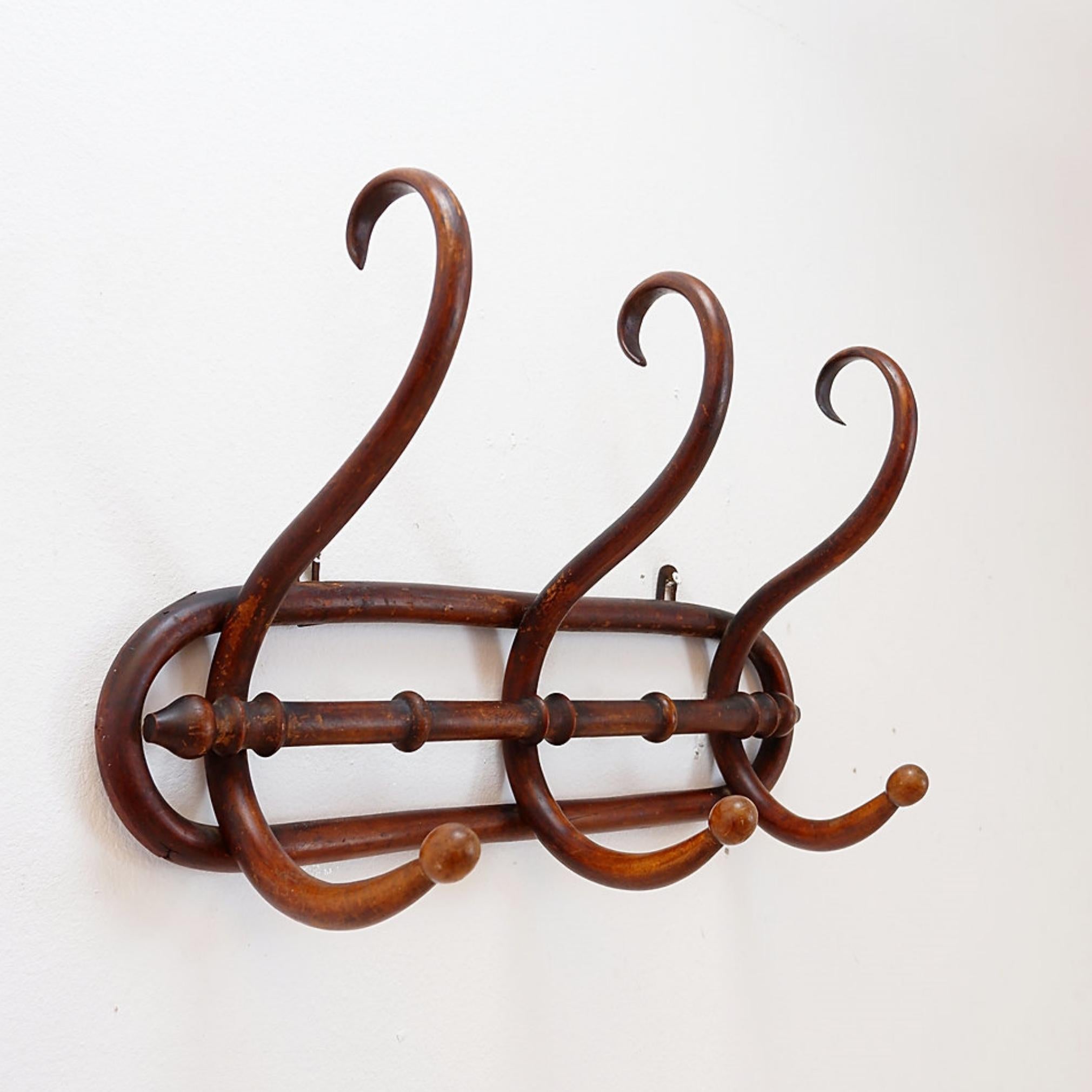 Wall-mounted coat rack, Thonet style. In Good Condition For Sale In Linkebeek, BE