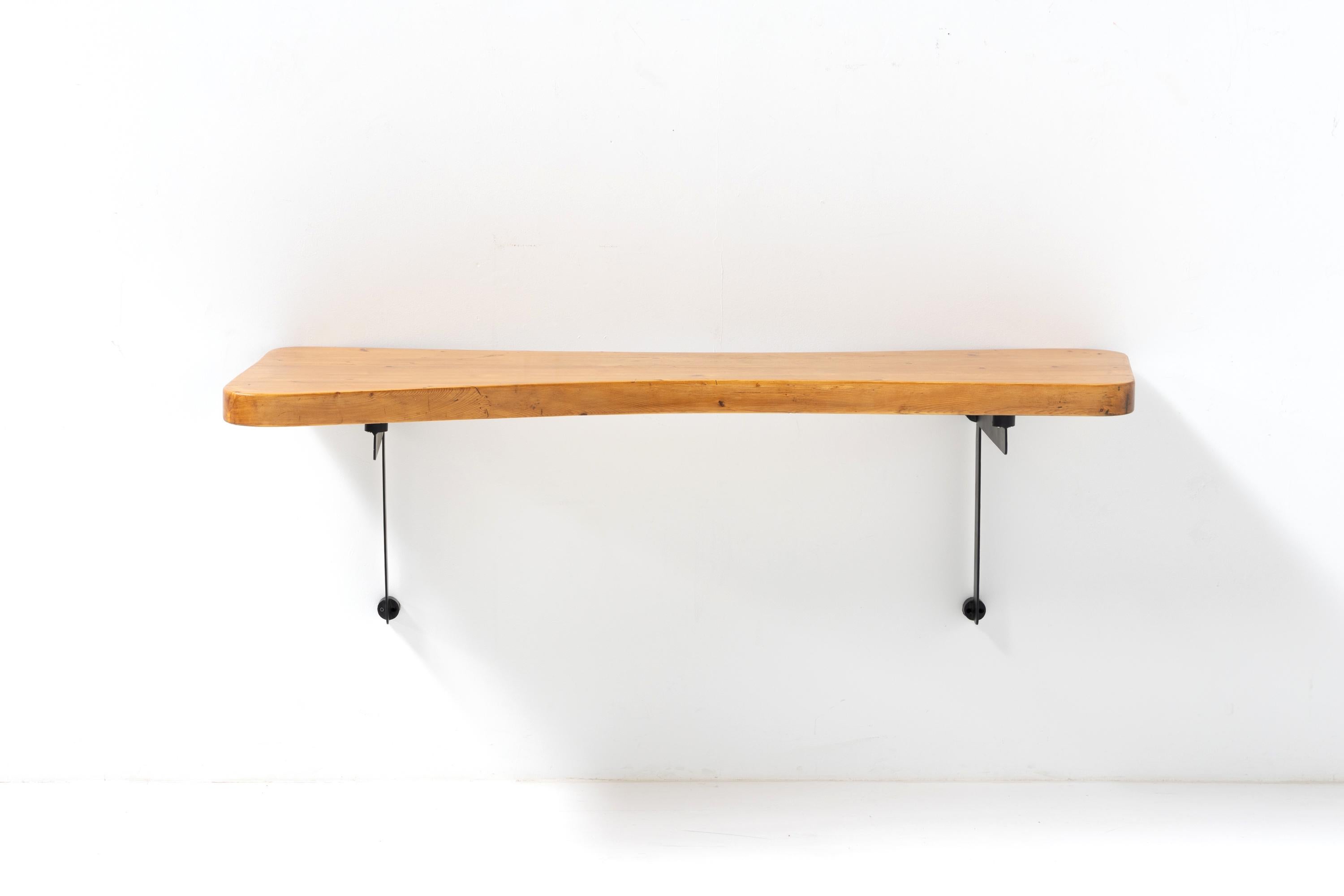 Charlotte Perriand ; France ; 1970 ; Les Arcs ; Station de ski ; Résidence Les Arandelieres ; Pin massif ; Console ; Bar mural ; Mid-Century Modern ;

Barre console murale de Charlotte Perriand, un chef-d'œuvre intemporel conçu pour la station de