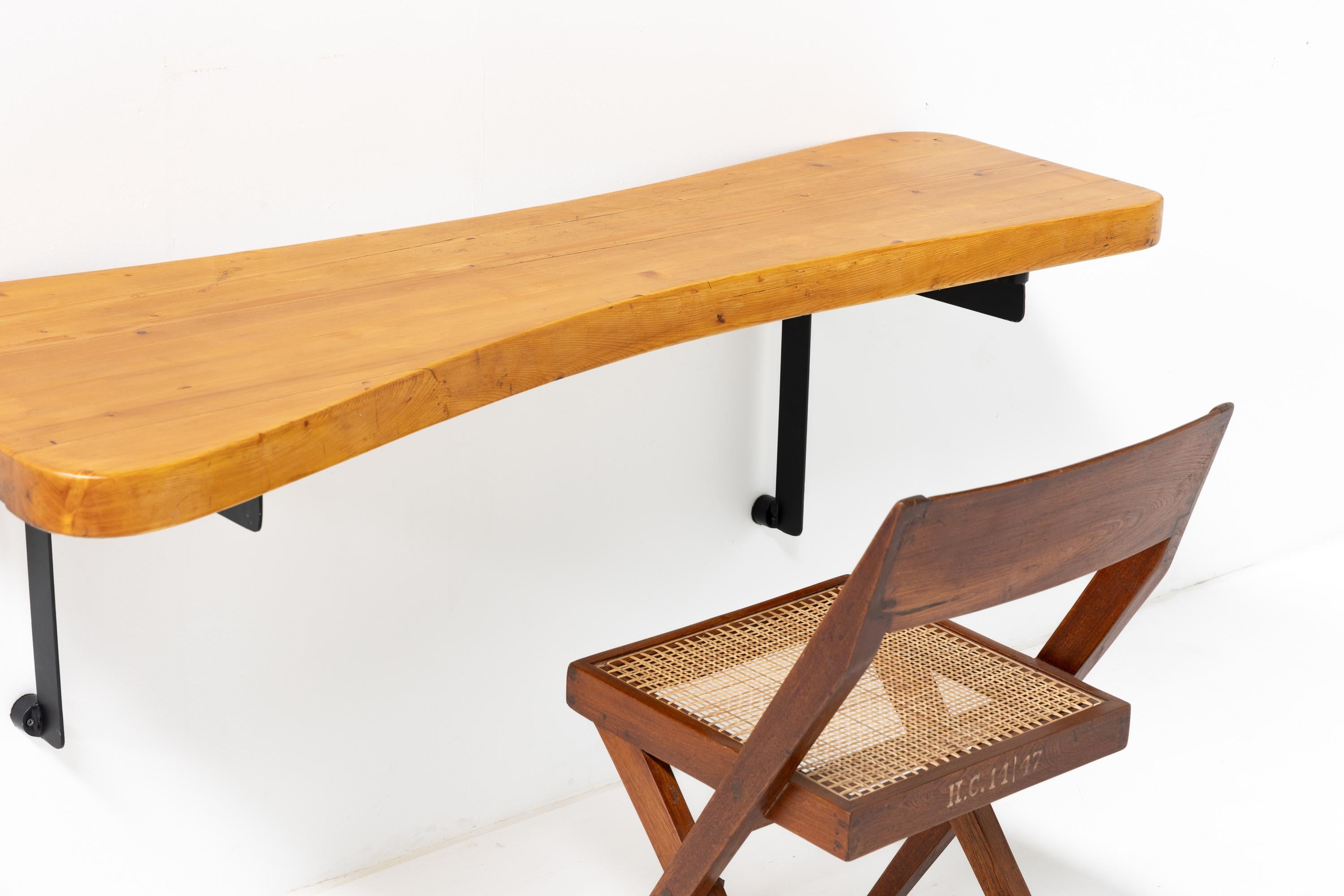 Console murale à poser ou suspendre par Charlotte Perriand pour Les Arcs, France, 1970 Excellent état à Antwerp, BE