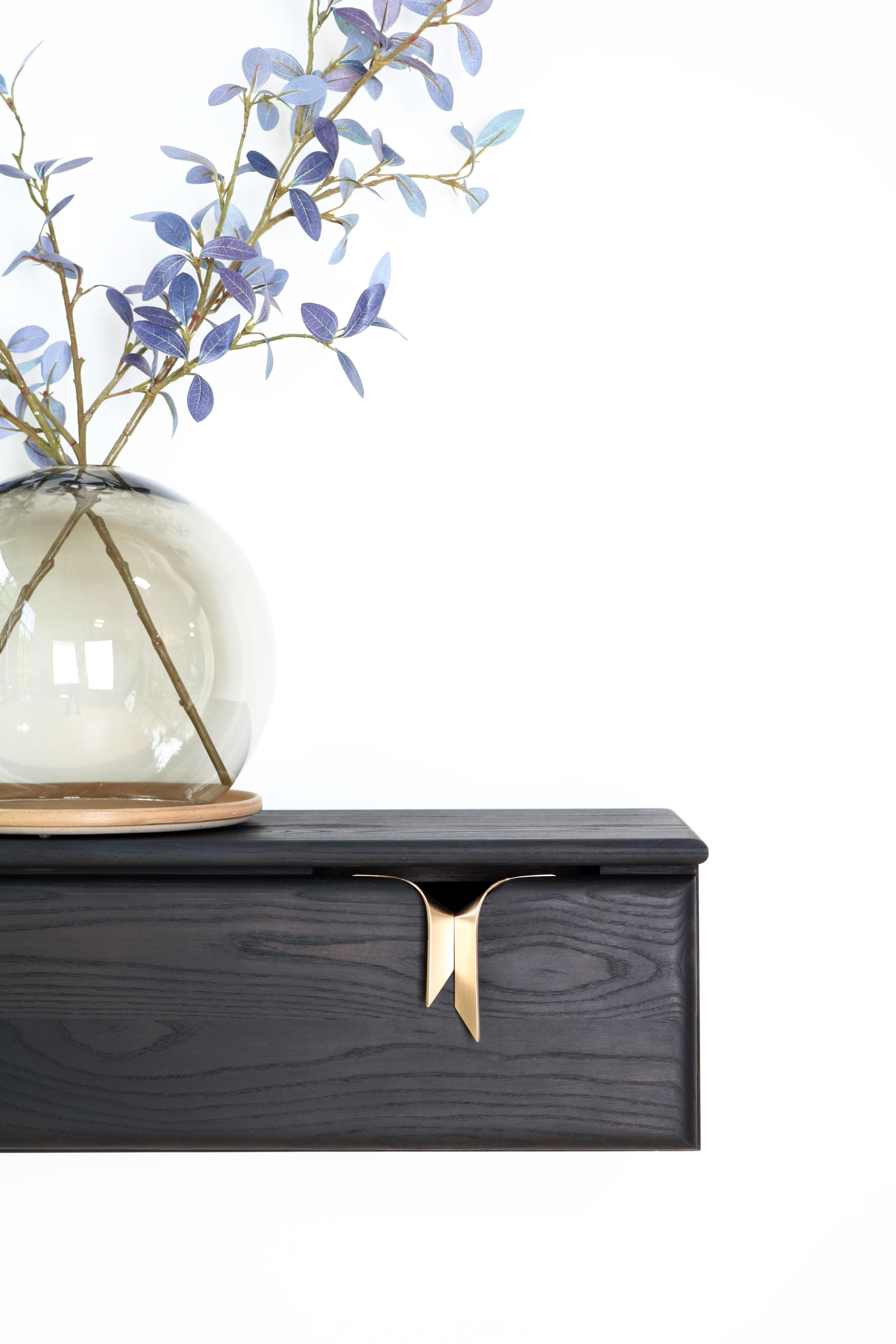 Konsolenschrank für die Wandmontage, schwarzes Holz und Bronzebandbeschläge von Debra Folz (Gegossen) im Angebot