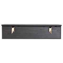 Cassetto a muro per console, legno nero e ferramenta a nastro in bronzo di Debra Folz