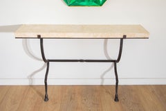 Console murale en métal martelé avec dessus en pierre de corail, en stock