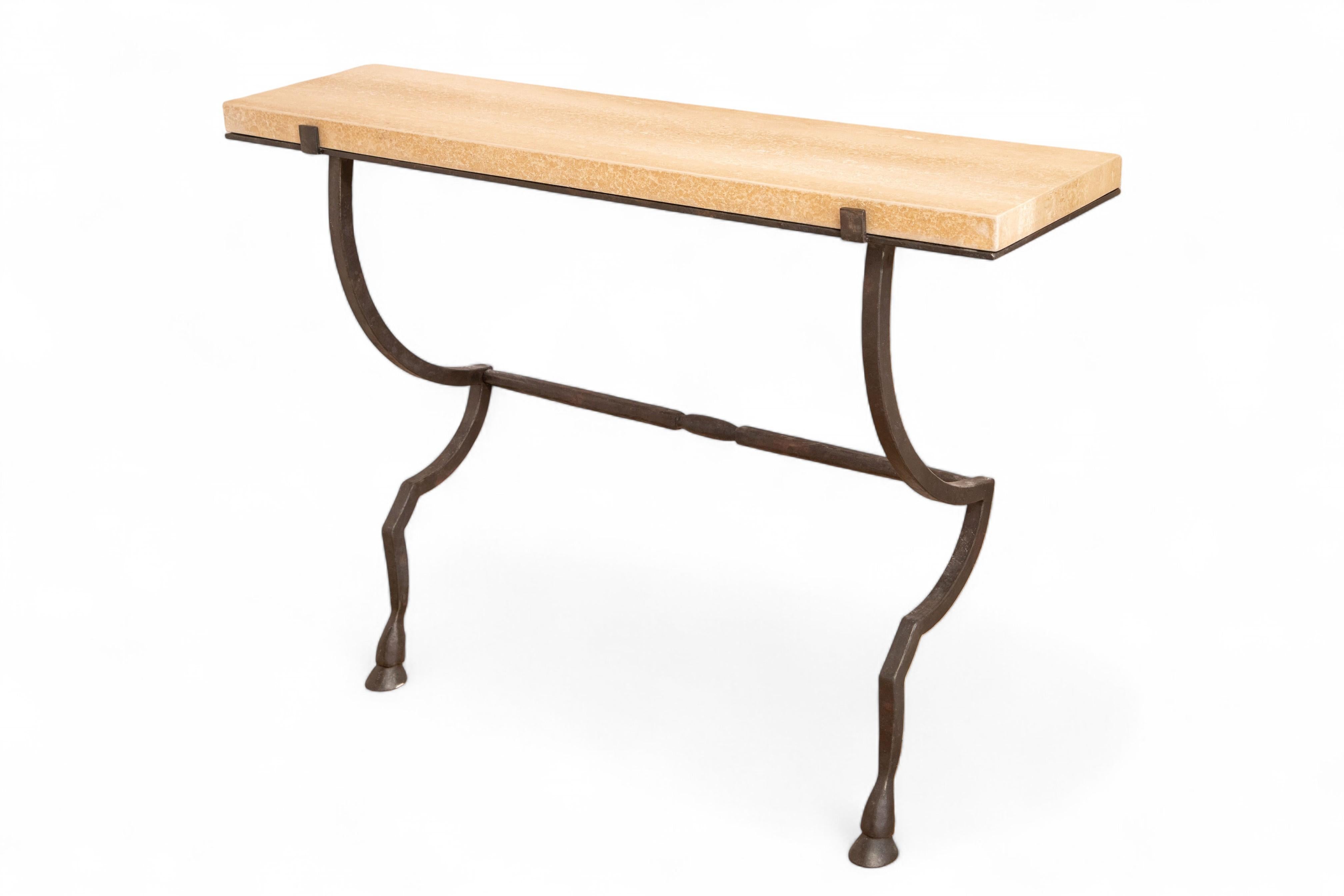 Wall-Mounted Console Hammered Metal with Travertine Top, in stock (21. Jahrhundert und zeitgenössisch) im Angebot