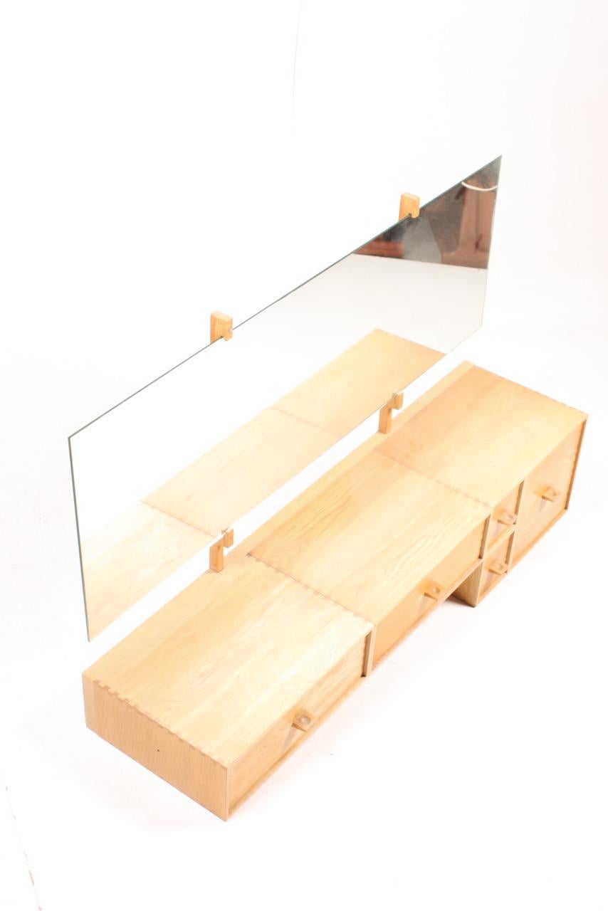 Wall-mounted console in solid oak. Designed by Uno and Osten Kristiansson for Luxus Vittsjö, Sweden. Great condition.
   
