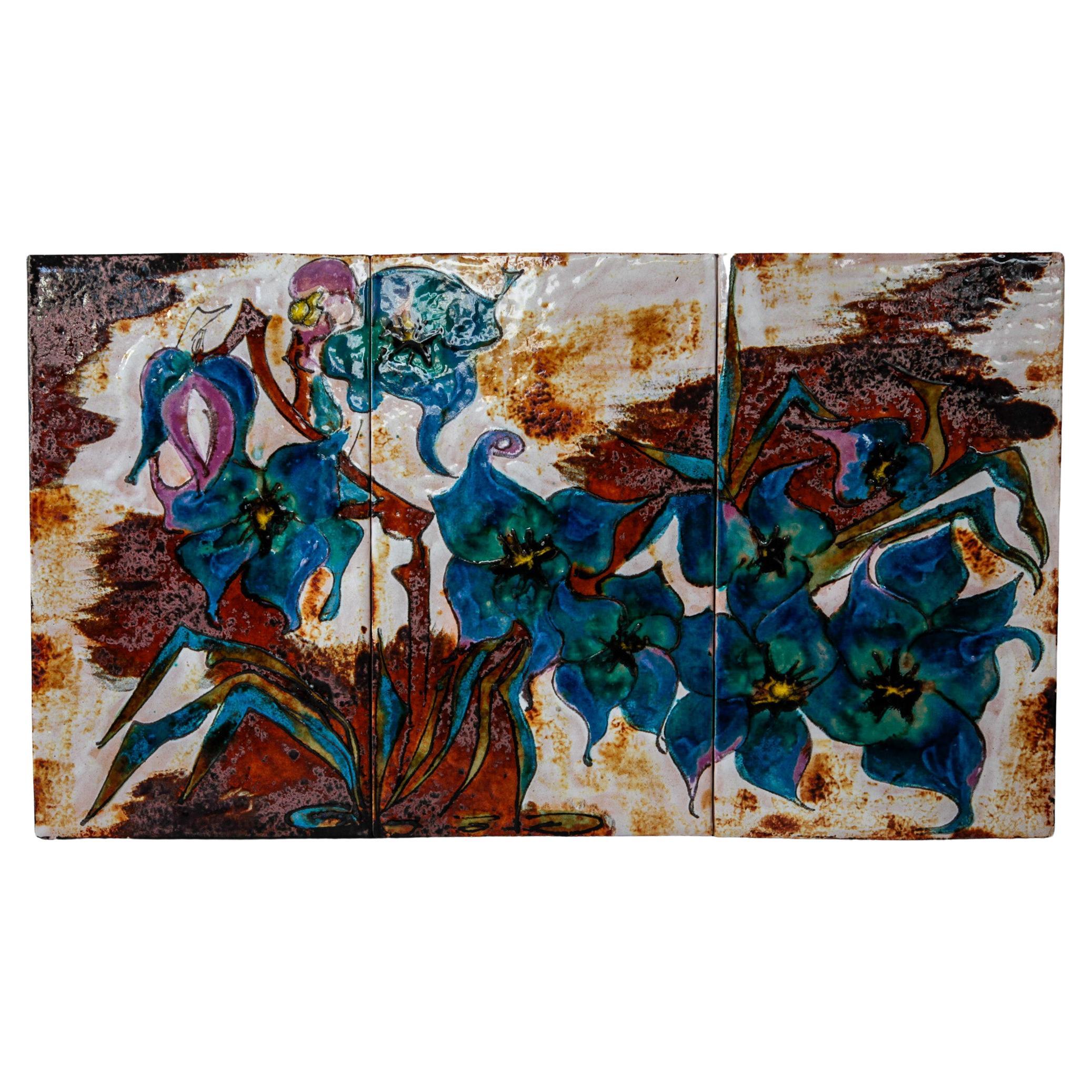 Unglaublich schönes Blumenarrangement auf einer Keramikfliese mit einem Glanz aus Glasur in den leuchtenden Farben Blau, Rosa und Braun. Drei separat gebrannte Kacheln auf einem Holzrahmen montiert. Diese große Keramikplatte wurde in den 1960er