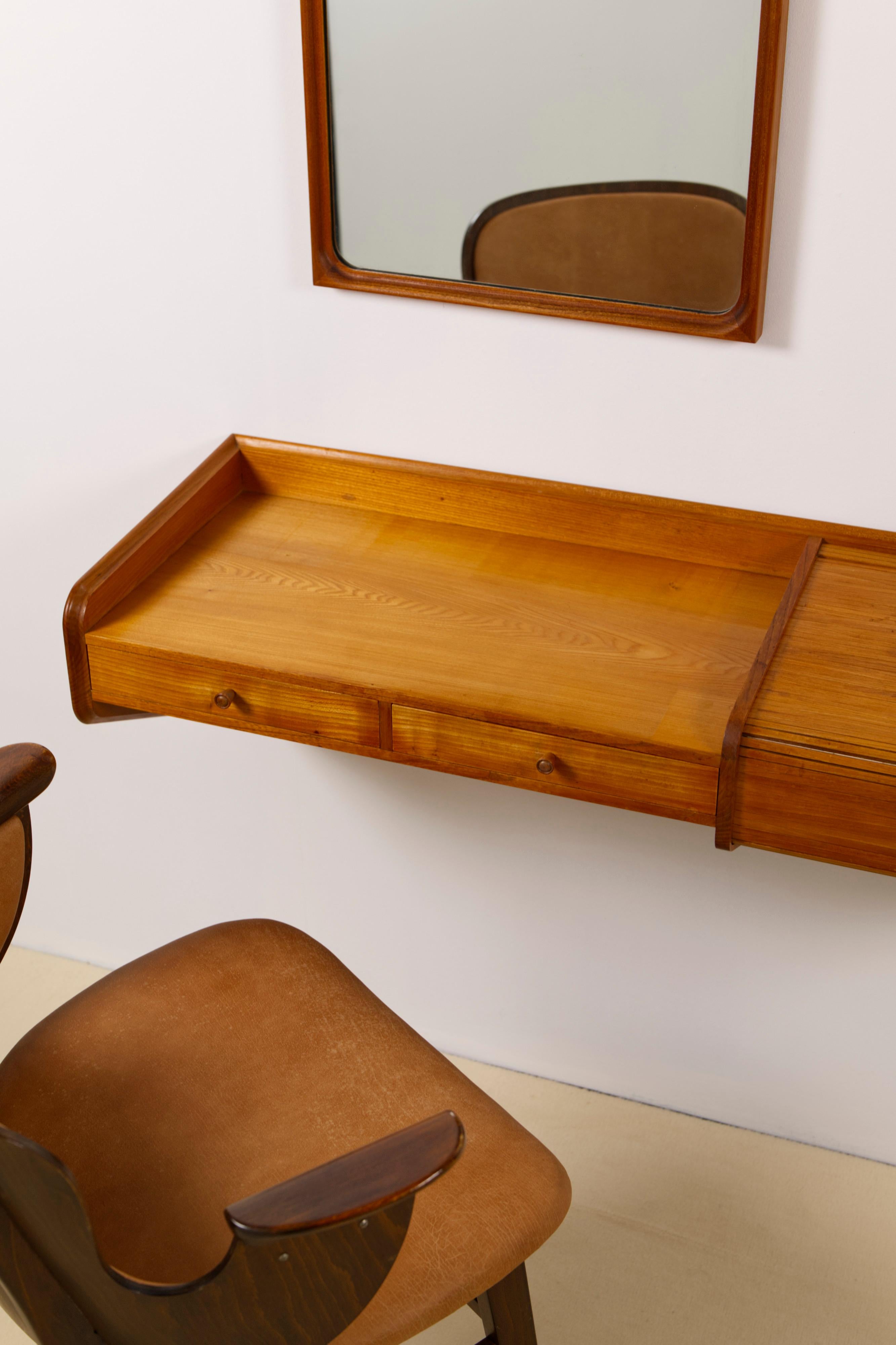 Un set di specchiera e toletta da parete disegnato da Egon Bro Petersen e realizzato dal maestro ebanista K. Thomsen nel 1941. Realizzato in frassino massiccio e impiallacciato con un accenno di intricato lavoro di giunzione in quercia sul lato