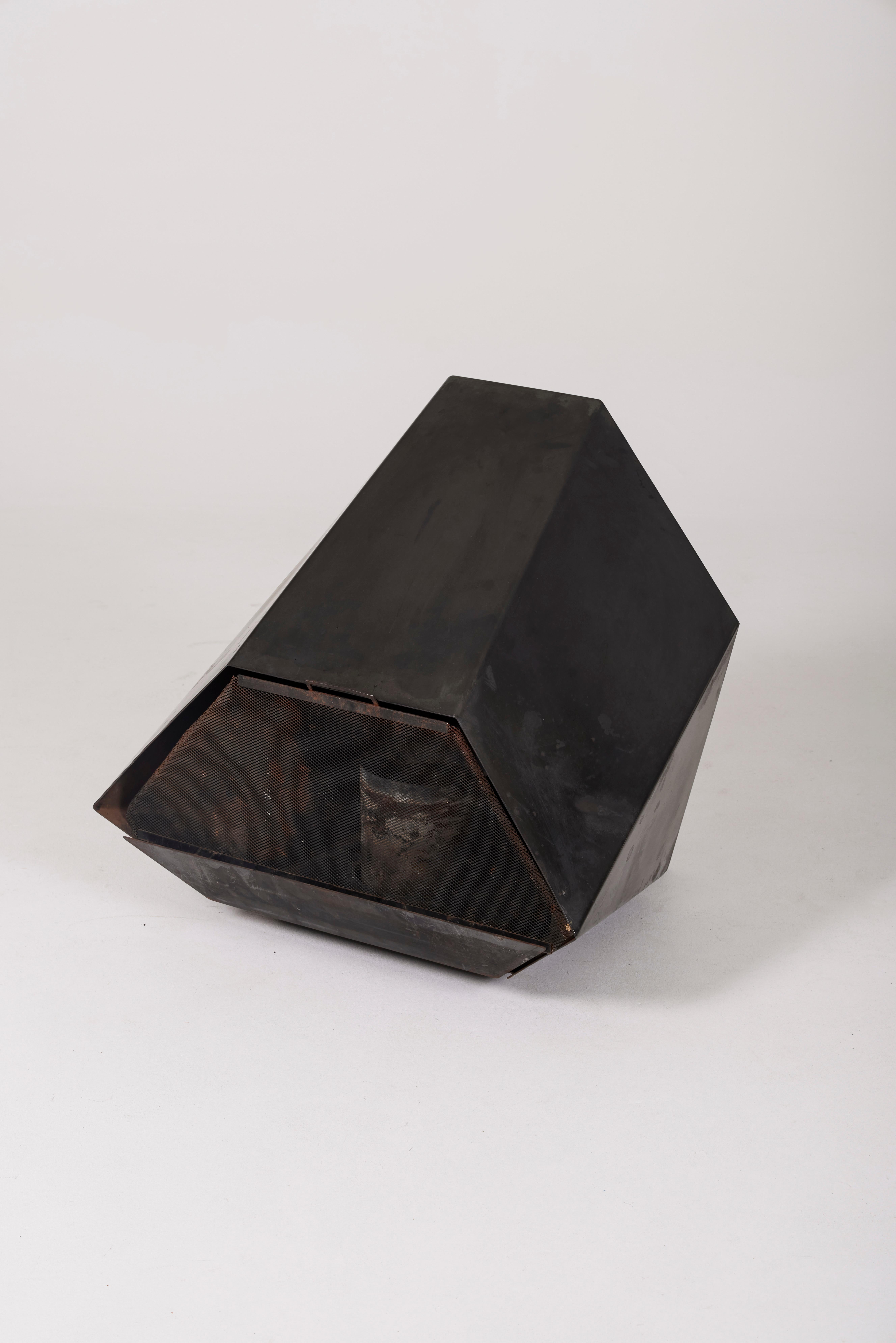 Wall-mounted diamond-shaped fireplace in weathered steel. Good condition. Lp1242.