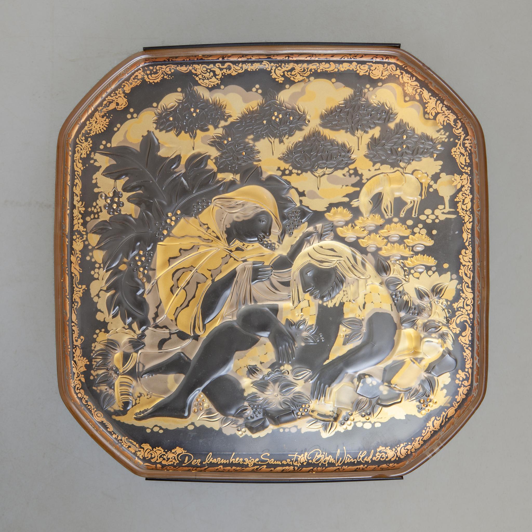 Wall plate by the Danish designer Bjørn Wiinblad for Rosenthal made of metal wall mounted sheet lacquered in black and gilt with glass faceted frosted Art Glass.Limited edition from 1987 from the series 'Gleichnis im Glas'
Title of the wall plate is