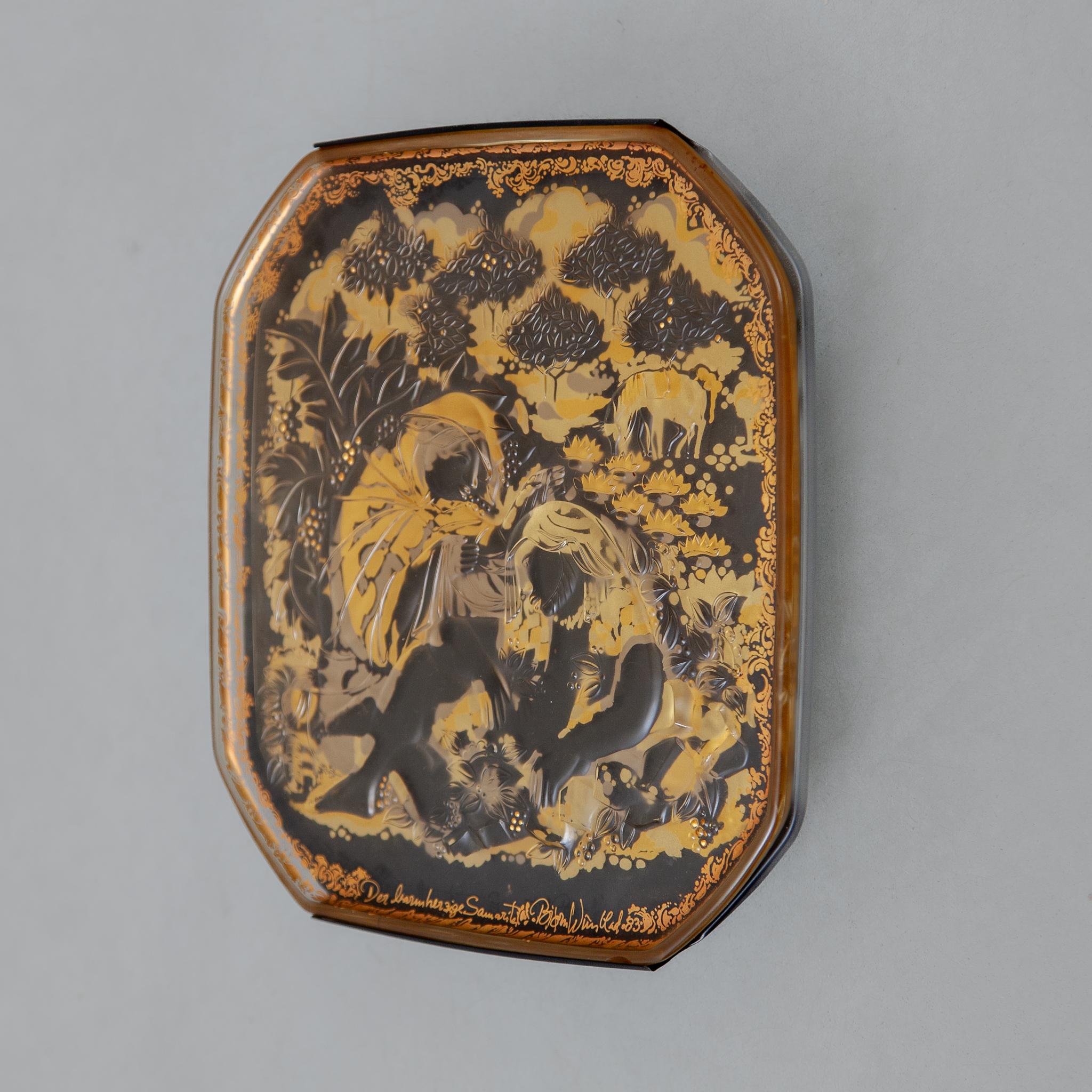 Wall mounted Frosted Glass Art object with the Parable of the Good Samaritan In Good Condition For Sale In Antwerp, BE