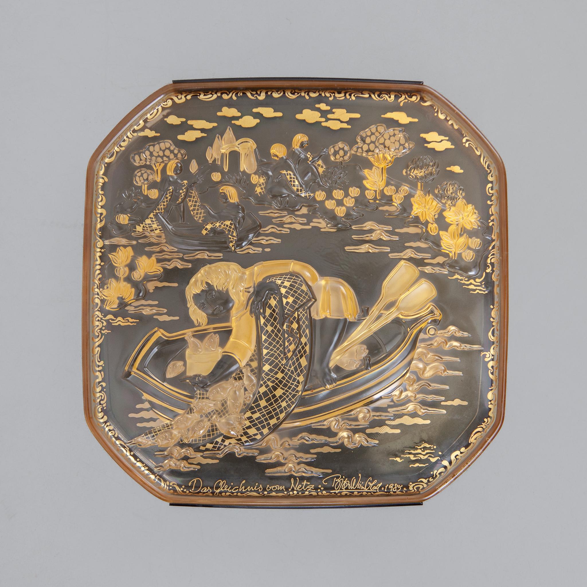 Una bonita placa decorativa de pared de cristal facetado y esmerilado en relieve, diseñada por Bjorn Wiinblad para Rosenthal. Dimensiones: 31 x 31 cm. Las marcas de los fabricantes incluyen la firma del artista, la fecha y una etiqueta rasgada que