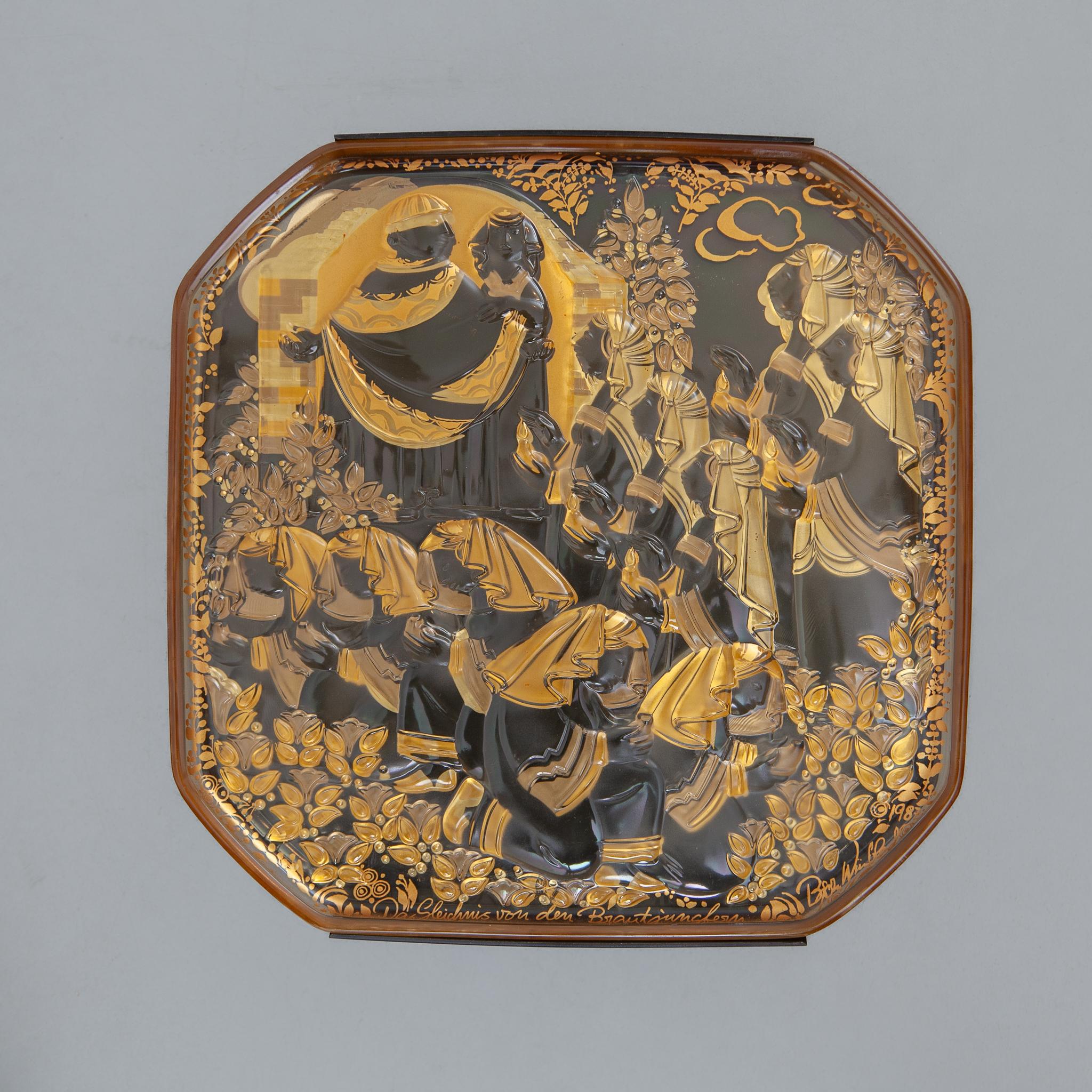 Placa de pared del diseñador danés Bjørn Wiinblad para Rosenthal realizada en chapa metálica de pared lacada en negro y dorado con cristal facetado esmerilado Art Glass.Edición limitada de 1987 de la serie 