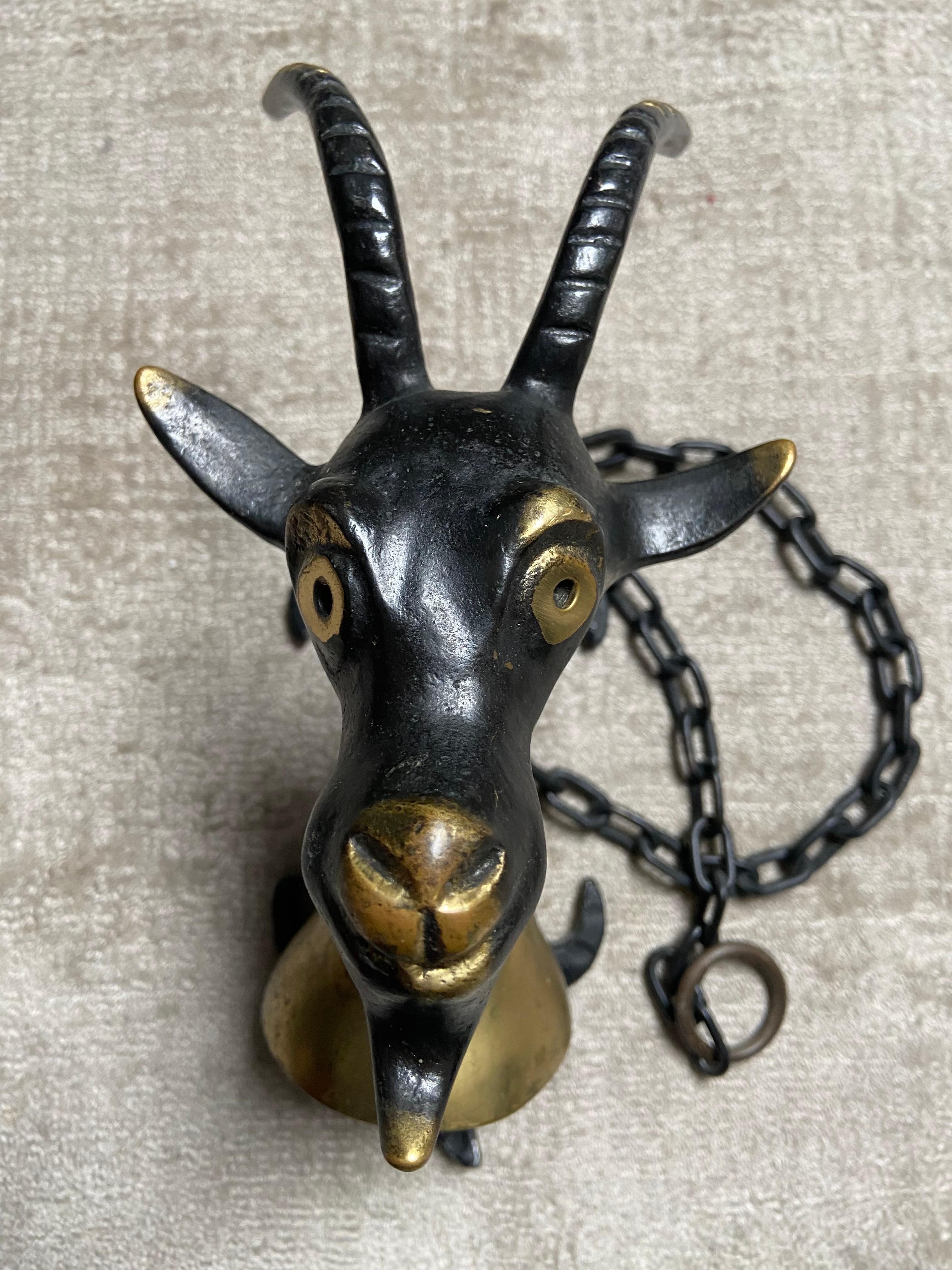 Il s'agit d'une pièce charmante et délicieuse du design alpin des années 1950 ! On ne peut s'empêcher de trouver le visage de cette chèvre si attachant ! 

En bon état, avec de petits signes d'âge et d'utilisation, et fonctionnant toujours après