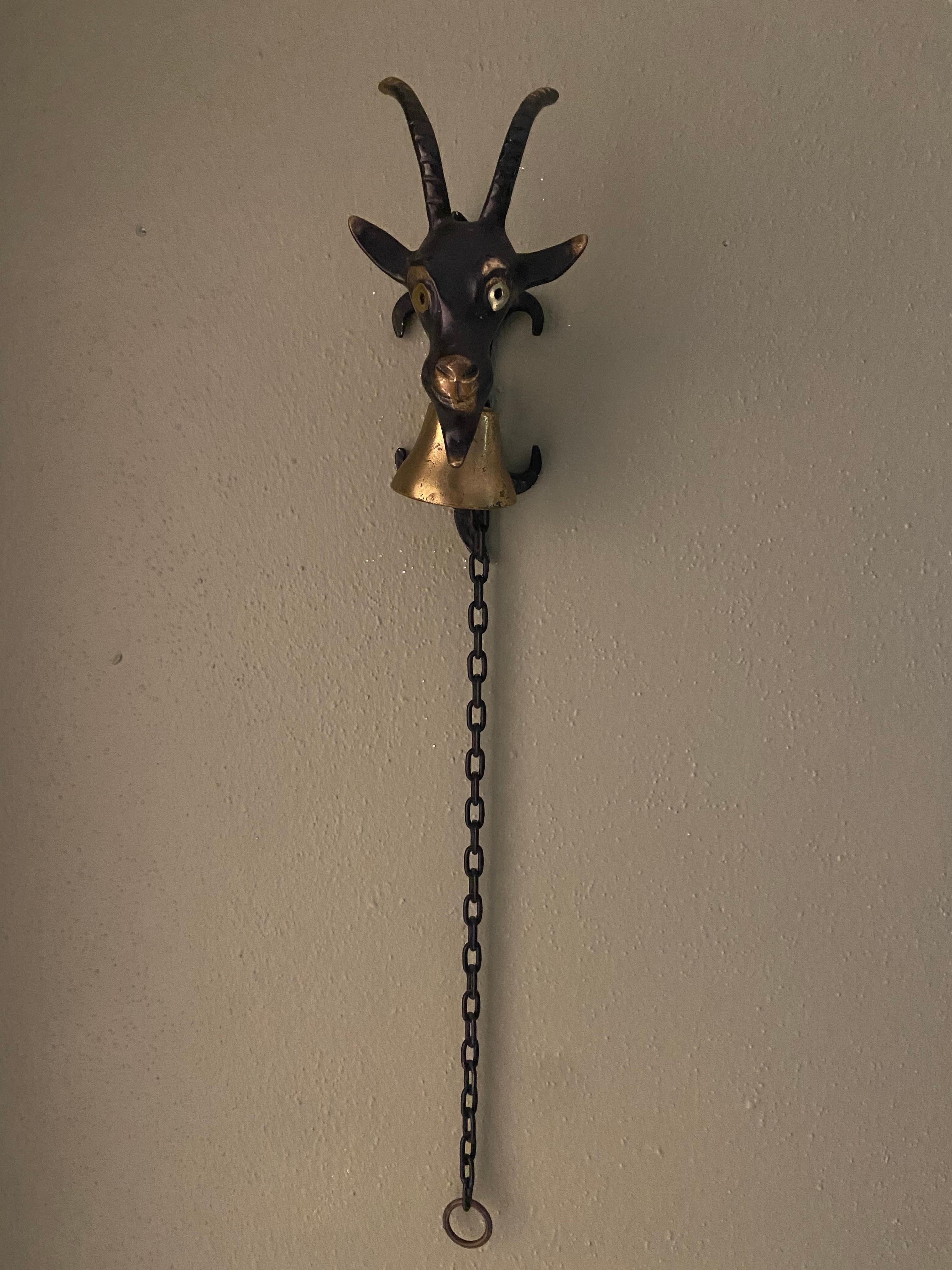 Autrichien Bell murale en laiton à tête de chèvre dans le style de Walter Bosse, Autriche, années 1950 en vente