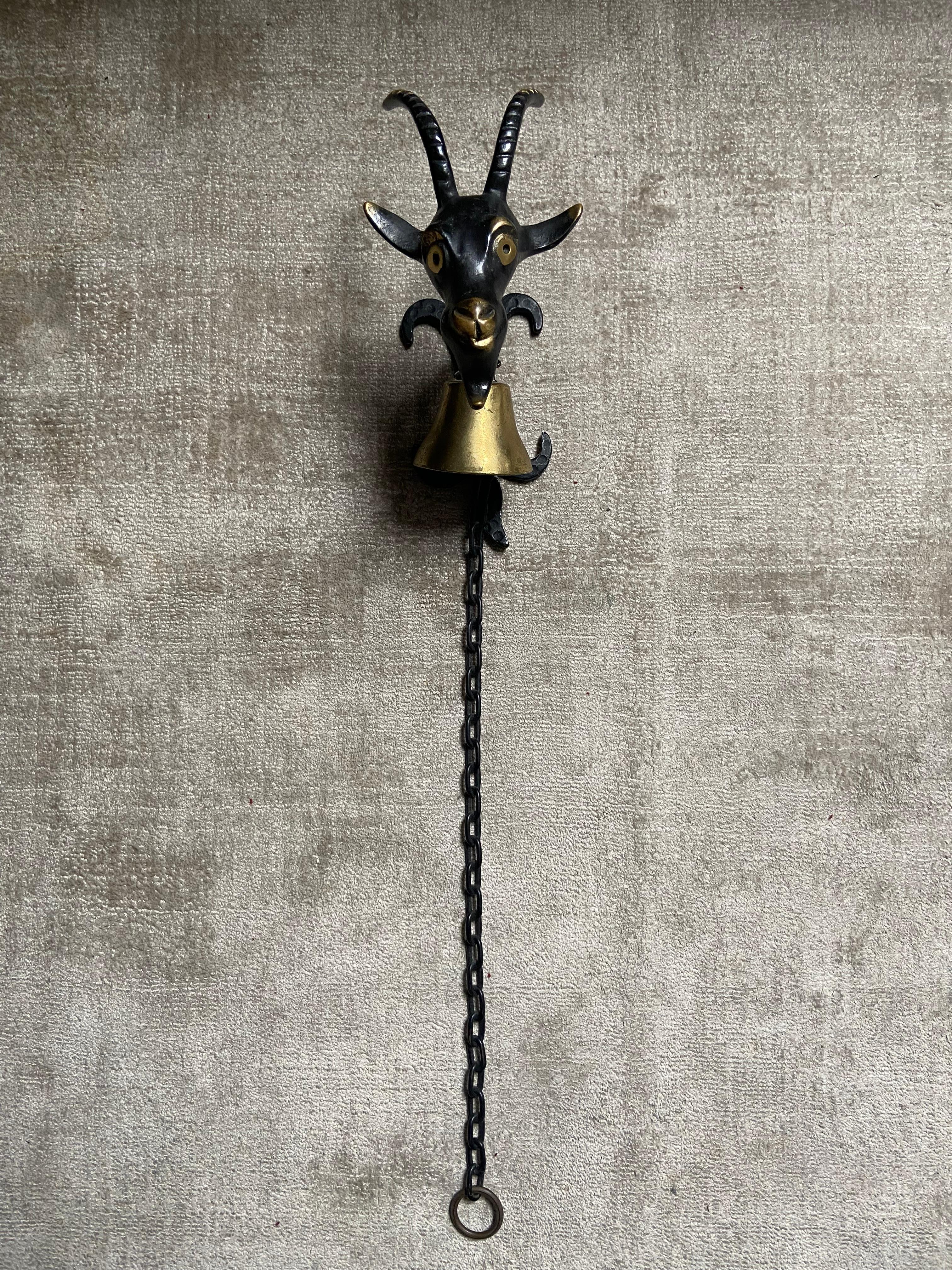 Patiné Bell murale en laiton à tête de chèvre dans le style de Walter Bosse, Autriche, années 1950 en vente