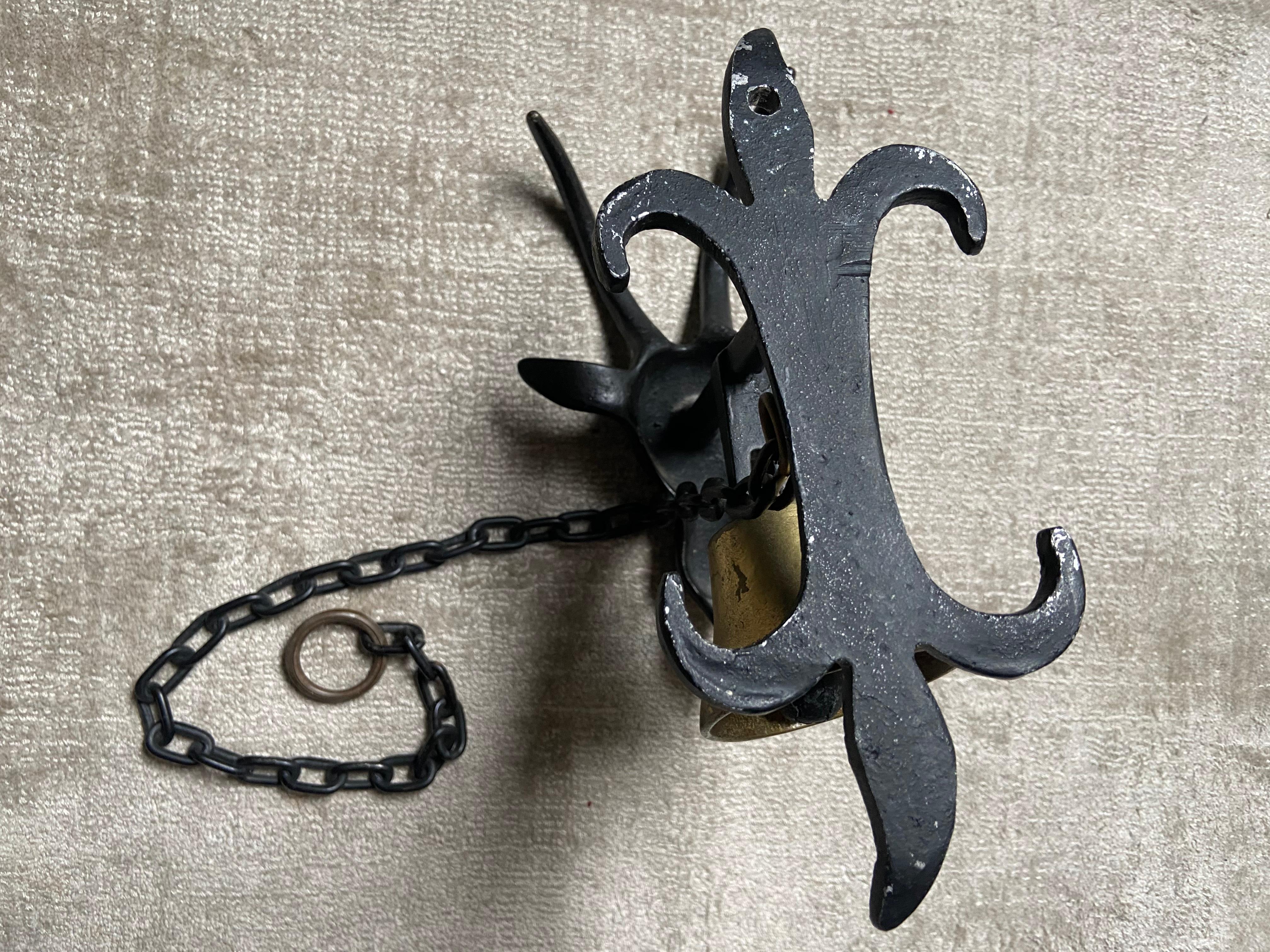 Métal Bell murale en laiton à tête de chèvre dans le style de Walter Bosse, Autriche, années 1950 en vente