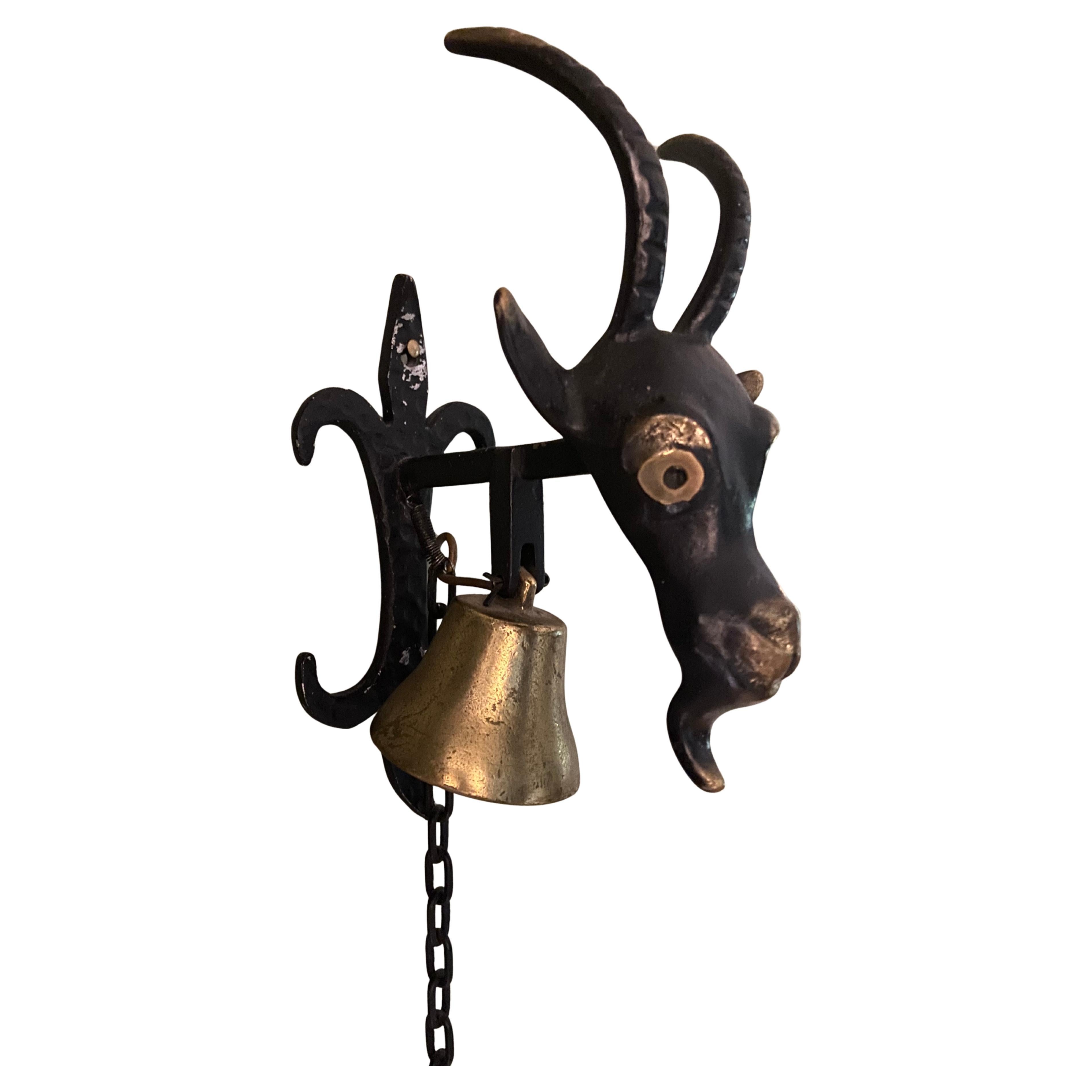 Bell murale en laiton à tête de chèvre dans le style de Walter Bosse, Autriche, années 1950 en vente