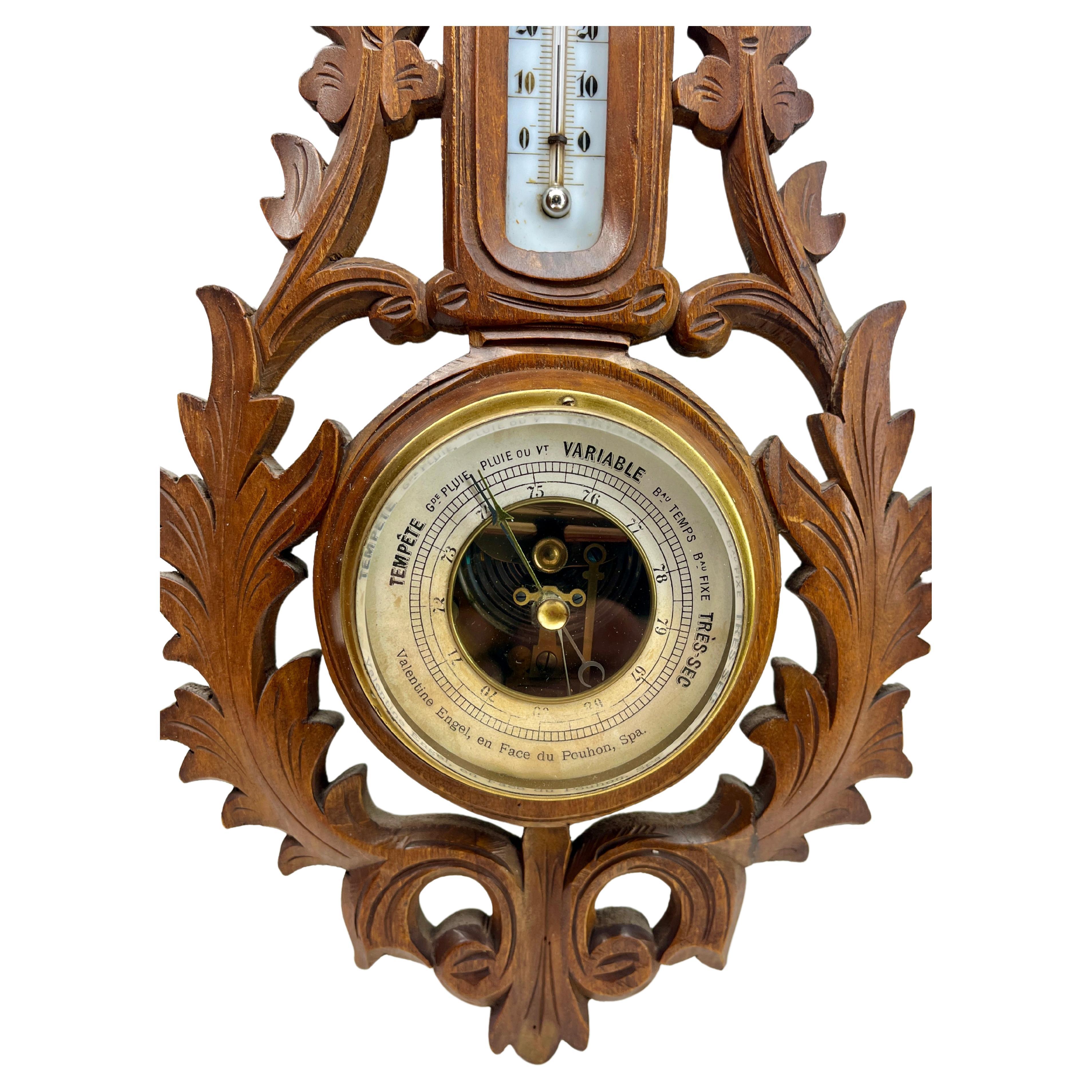 Station météo murale en noyer sculpté fabriquée à Spa en Belgique par Valentine Engels
Mécanisme de haute qualité avec mouvement Jewell baromètre et thermomètre (en centigrades)
Motif inhabituel de volutes et de fleurs en haut-relief dans le style