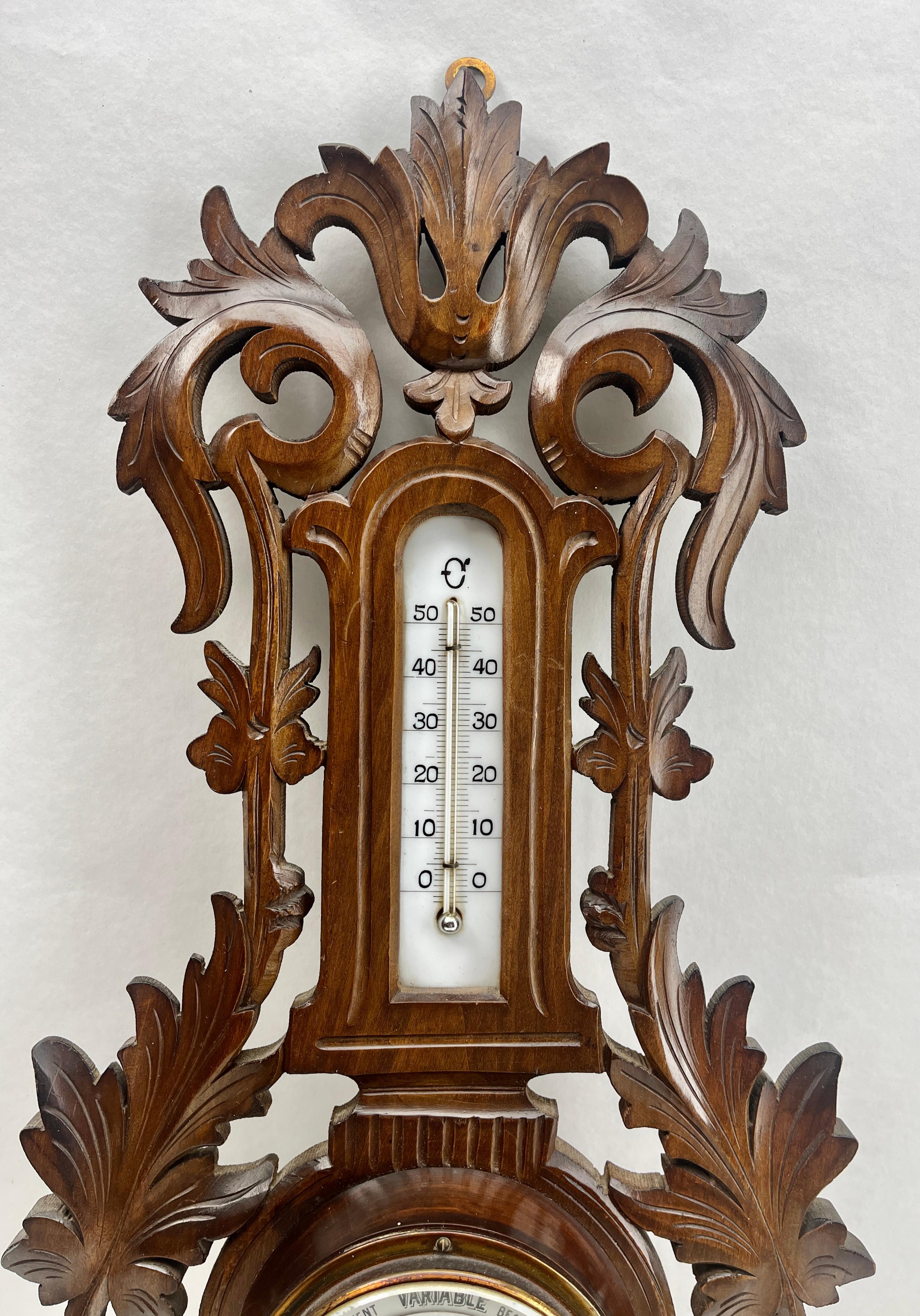 Große Wand-Wetterstation im Jugendstil aus geschnitztem Nussbaumholz Belgien (Art nouveau) im Angebot