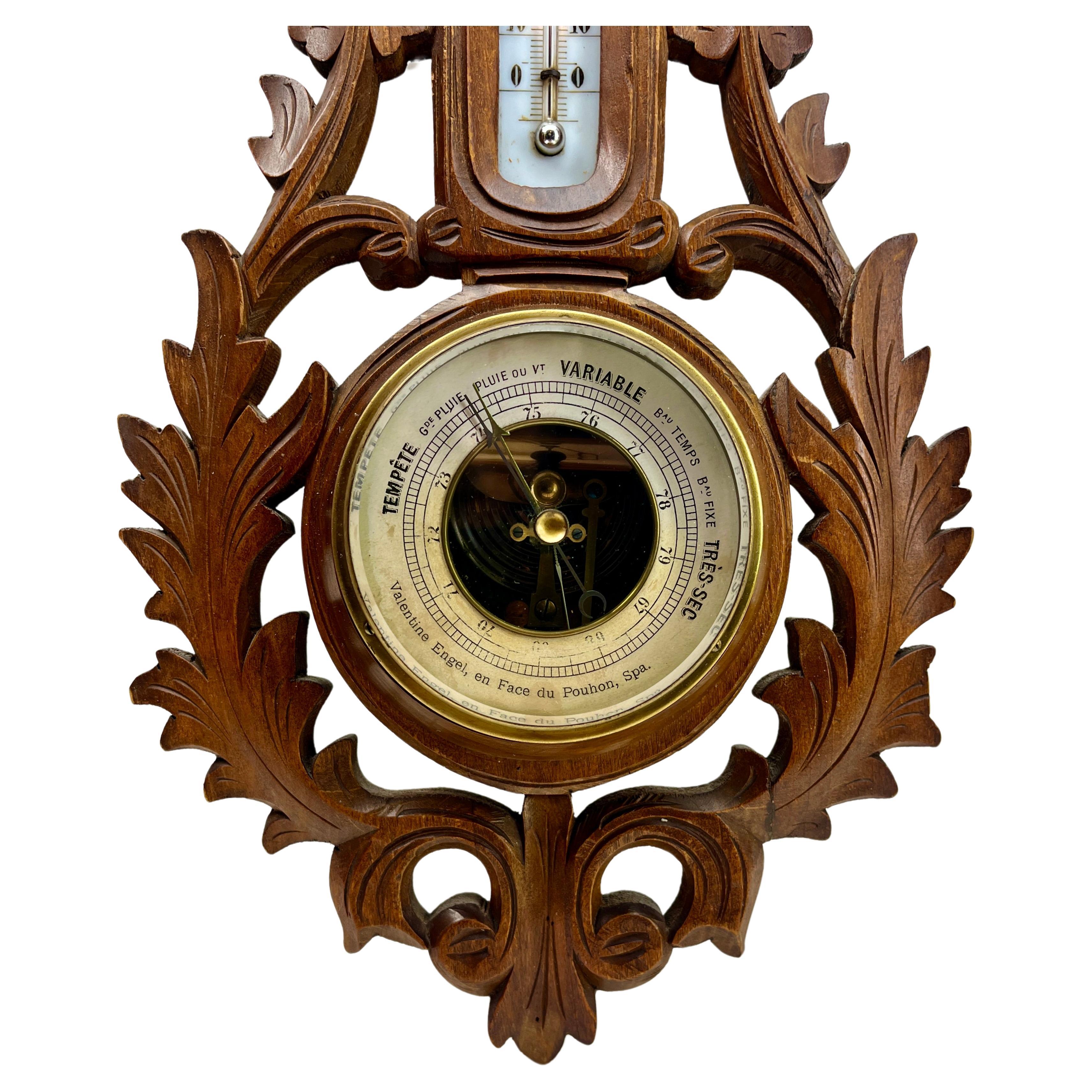 Belge Grande station météo murale en style Art Carved Belgique en noyer sculpté en vente