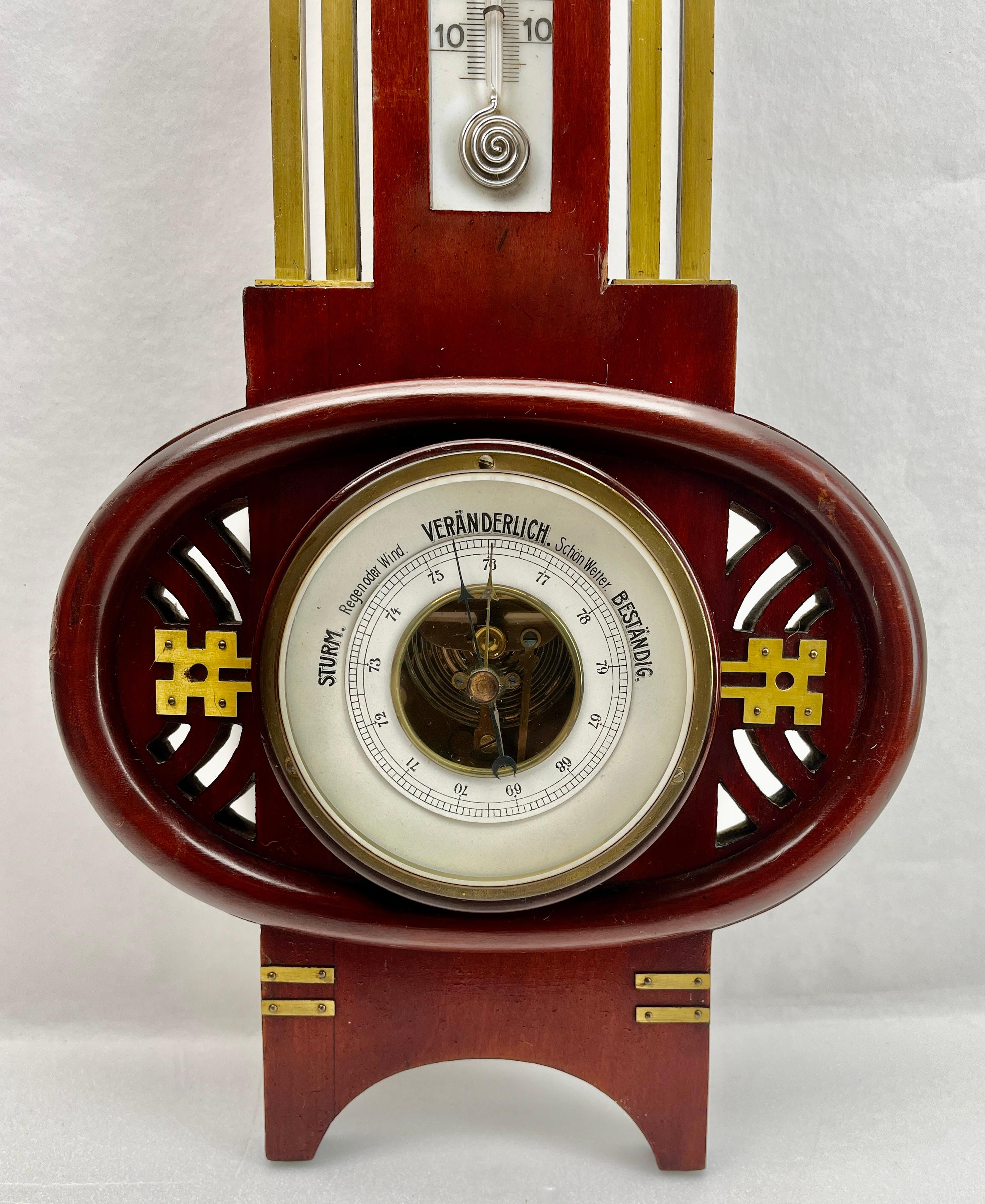 Début du 20ème siècle Grande station météo murale en style Art Carved Belgique en noyer sculpté en vente