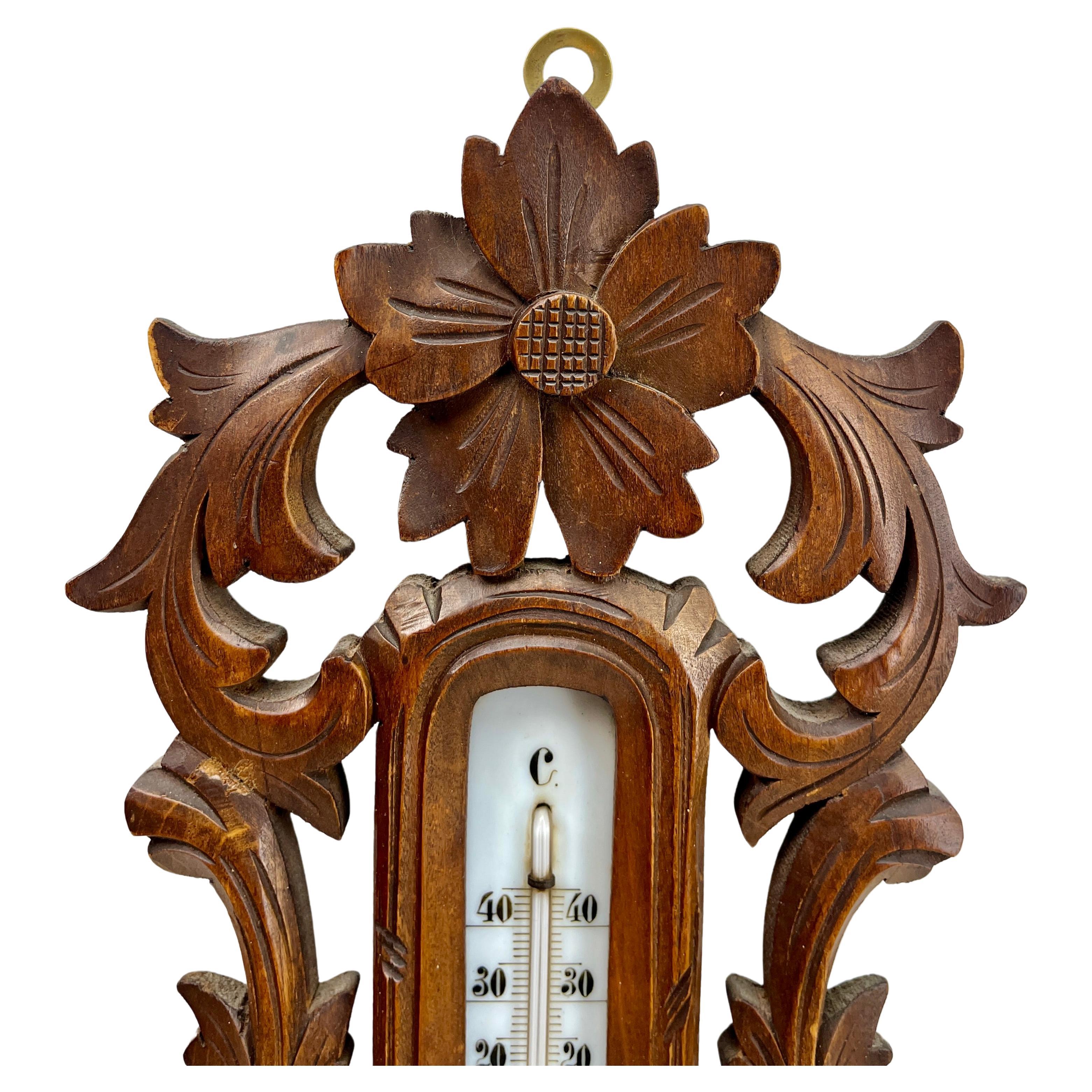 Noyer Grande station météo murale en style Art Carved Belgique en noyer sculpté en vente