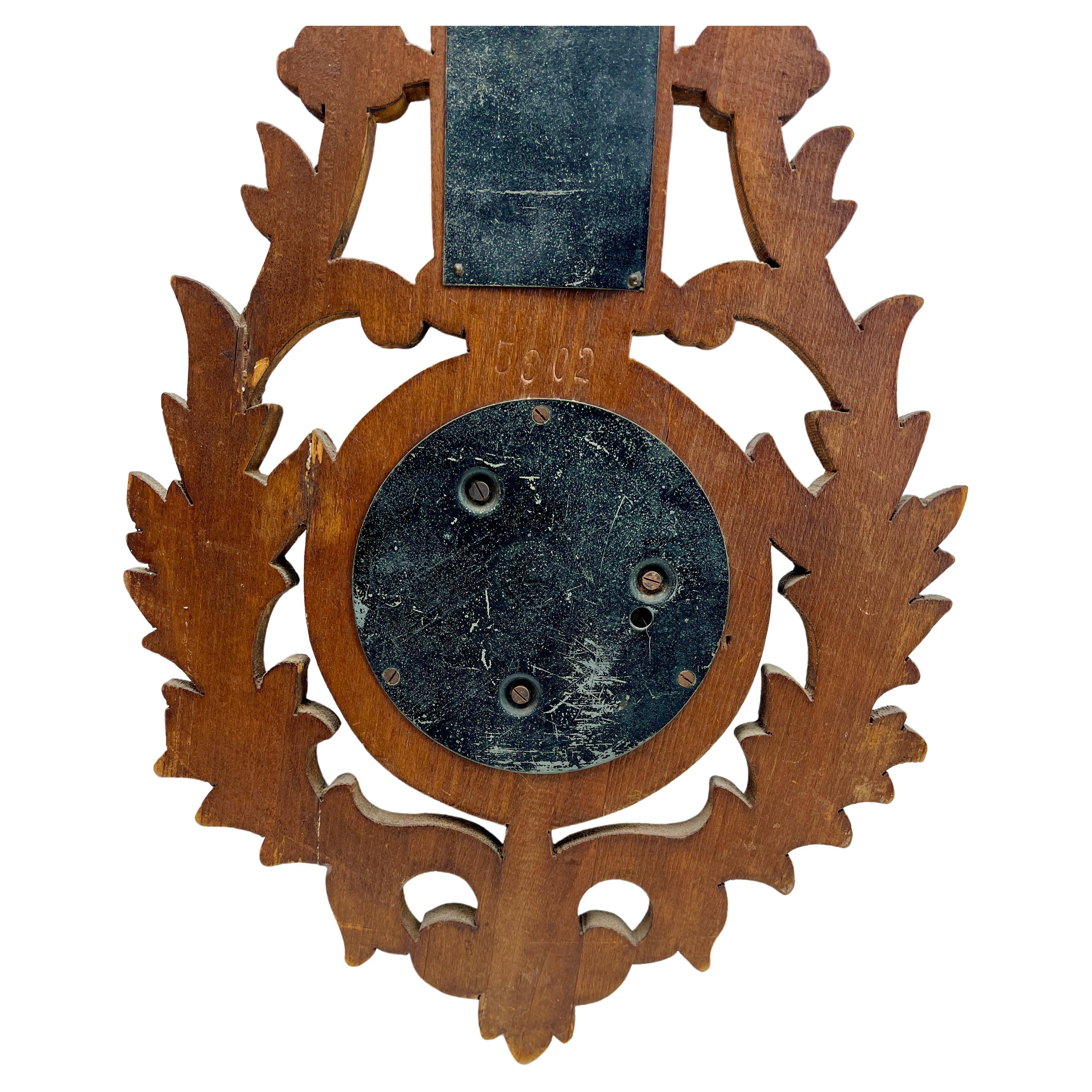 Grande station météo murale en style Art Carved Belgique en noyer sculpté en vente 1