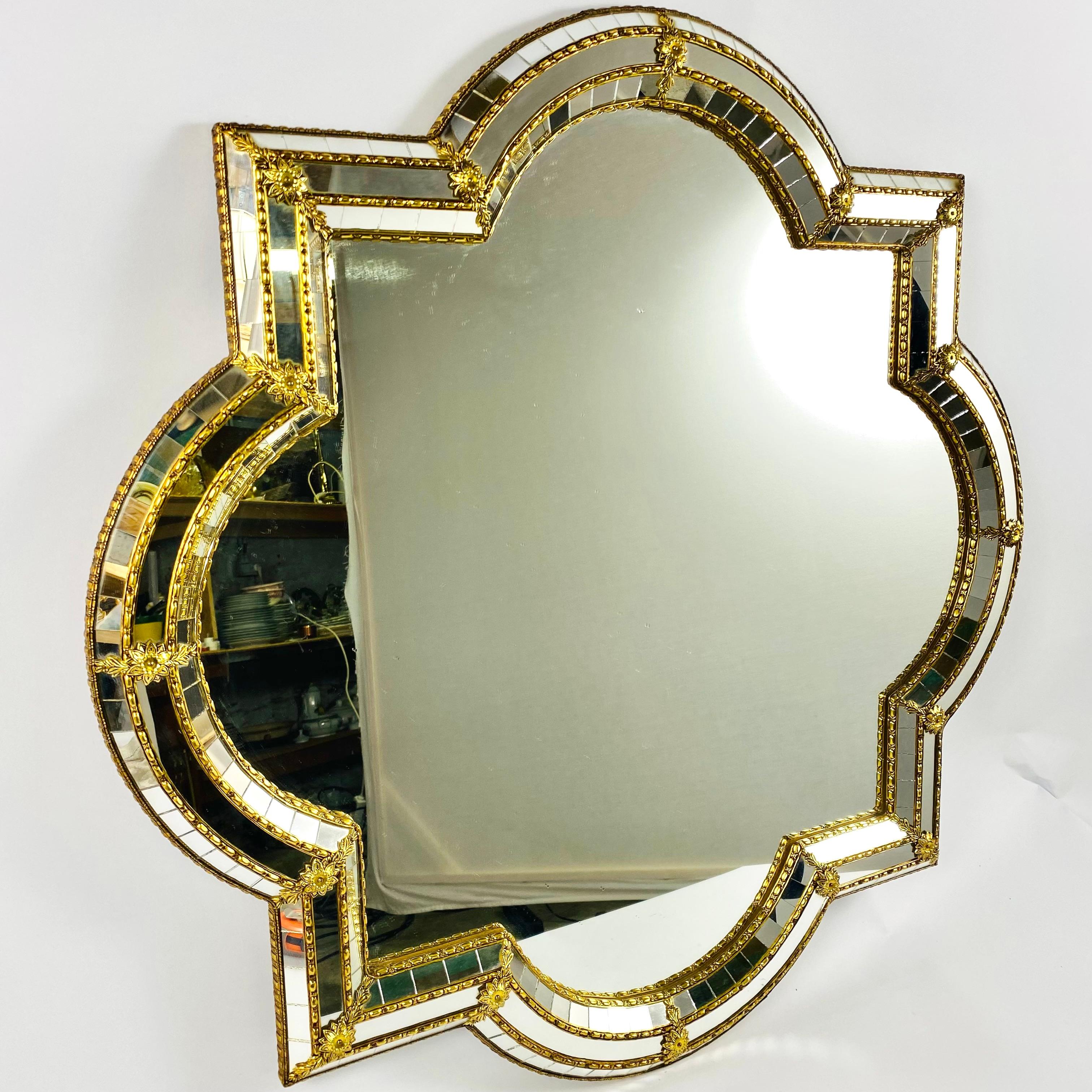 Magnifique miroir vénitien ovale/carré fait à la main en Italie, Florence, années 1970.

Le cadre comporte des vitres coupées sur toute la largeur, le tout étant maintenu par une bande de laiton.

Le miroir trapézoïdal est orné d'une fleur en laiton
