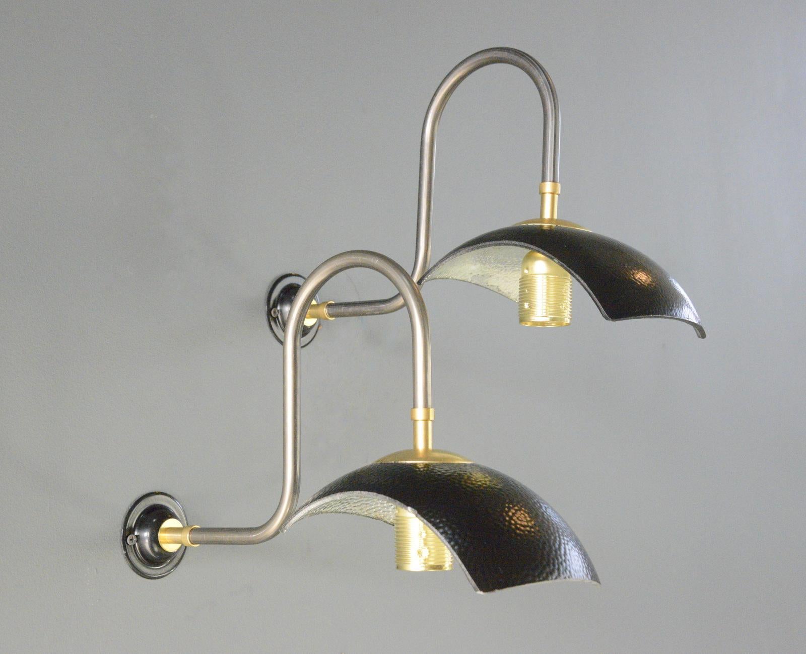 Lámparas de mercurio de pared de Strand London de la década de 1930

- Tulipas de cobre y cristal de mercurio
- Brazos curvos de latón
- Soportes murales de acero negro
- Admite bombillas con casquillo E27
- Se conecta directamente a la pared
-