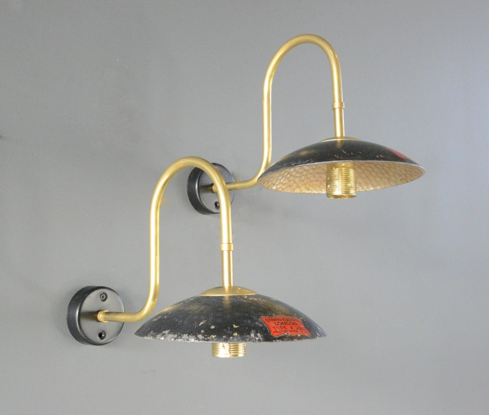 Lámparas de mercurio de pared de Strand London de la década de 1930

- Tulipas de cobre y cristal de mercurio
- Brazos curvos de latón
- Soportes murales de acero negro
- Admite bombillas con casquillo E27
- Se conecta directamente a la pared
-