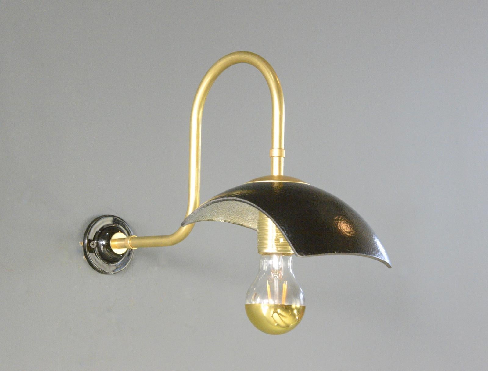 Lámparas de mercurio de pared de Strand London de la década de 1930

- Tulipas de cobre y cristal de mercurio
- Brazos curvos de latón
- Soportes murales de acero negro
- Admite bombillas con casquillo E27
- Se conecta directamente a la pared
-