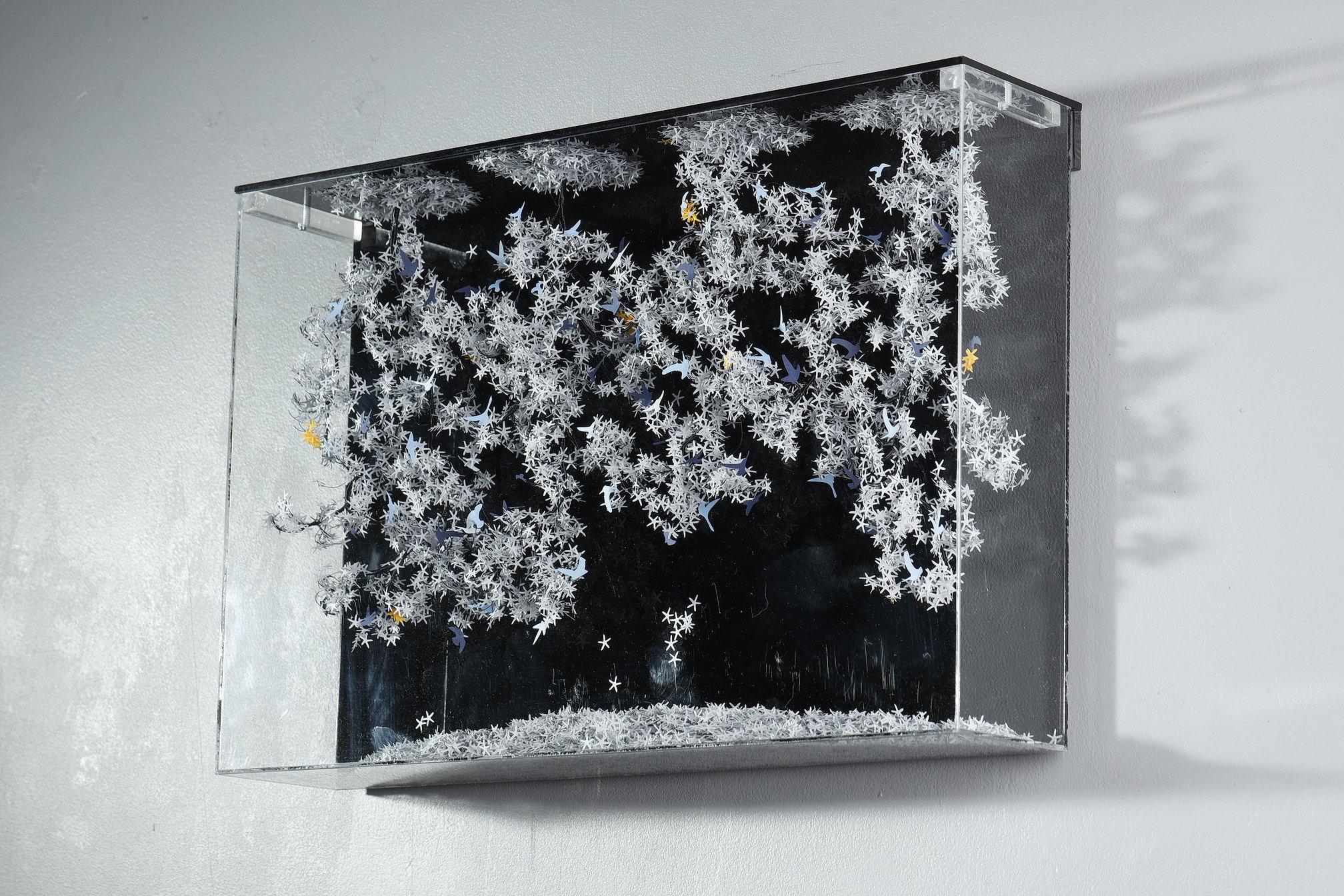 Creación mural de metal y papel de la artista libanesa Nayla Tabet Siglo XXI y contemporáneo en venta